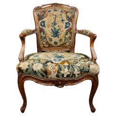 Fauteuil Louis XV en noyer tapissé à l'aiguille