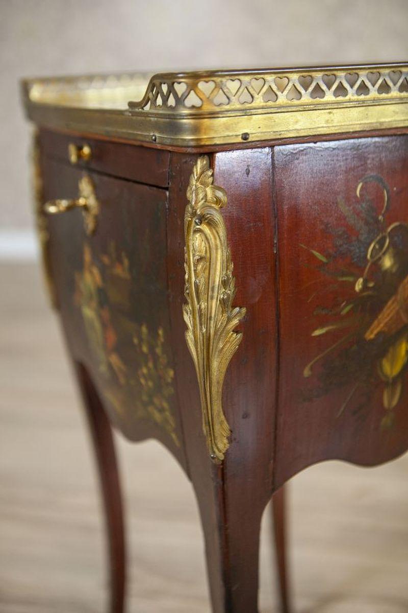 Table de nuit Louis XV en noyer du début du siècle en vente 4