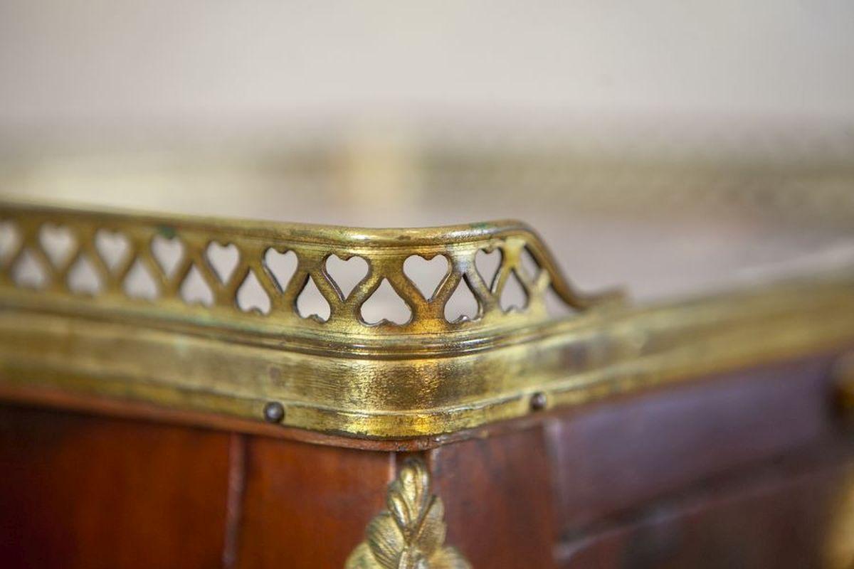 Table de nuit Louis XV en noyer du début du siècle en vente 5