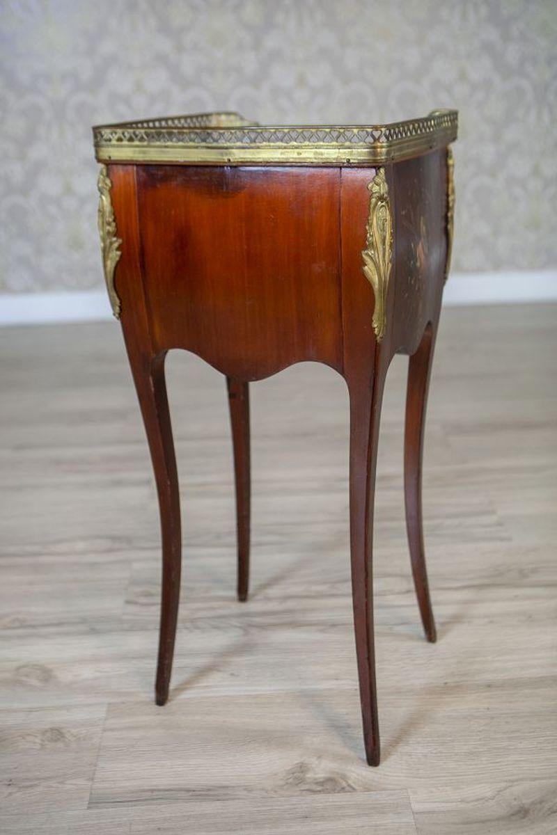 Français Table de nuit Louis XV en noyer du début du siècle en vente