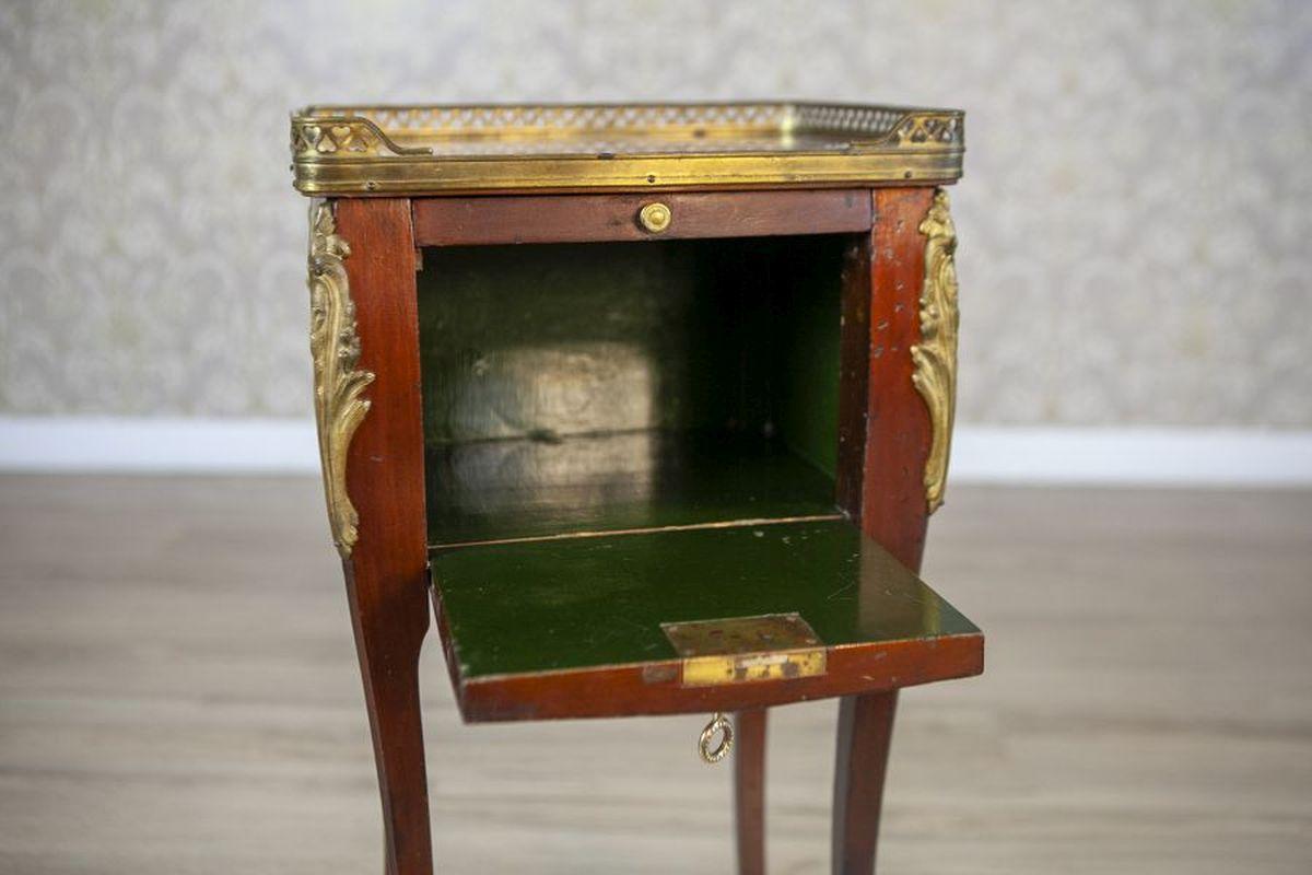 XIXe siècle Table de nuit Louis XV en noyer du début du siècle en vente