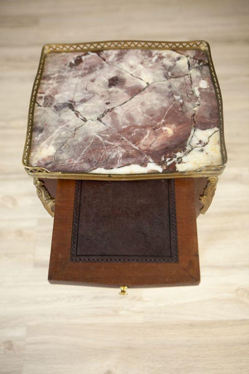 Laiton Table de nuit Louis XV en noyer du début du siècle en vente