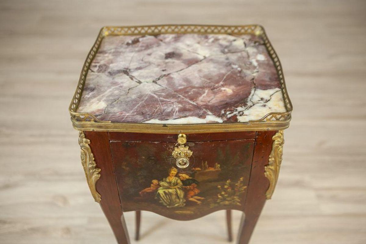 Table de nuit Louis XV en noyer du début du siècle en vente 1