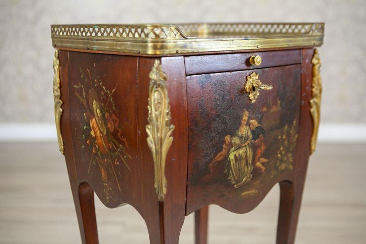 Table de nuit Louis XV en noyer du début du siècle en vente 2