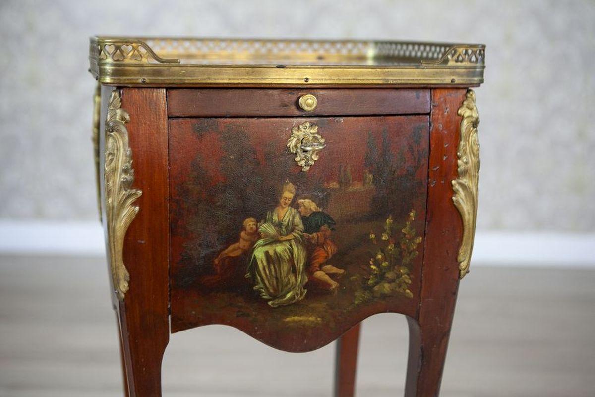 Table de nuit Louis XV en noyer du début du siècle en vente 3