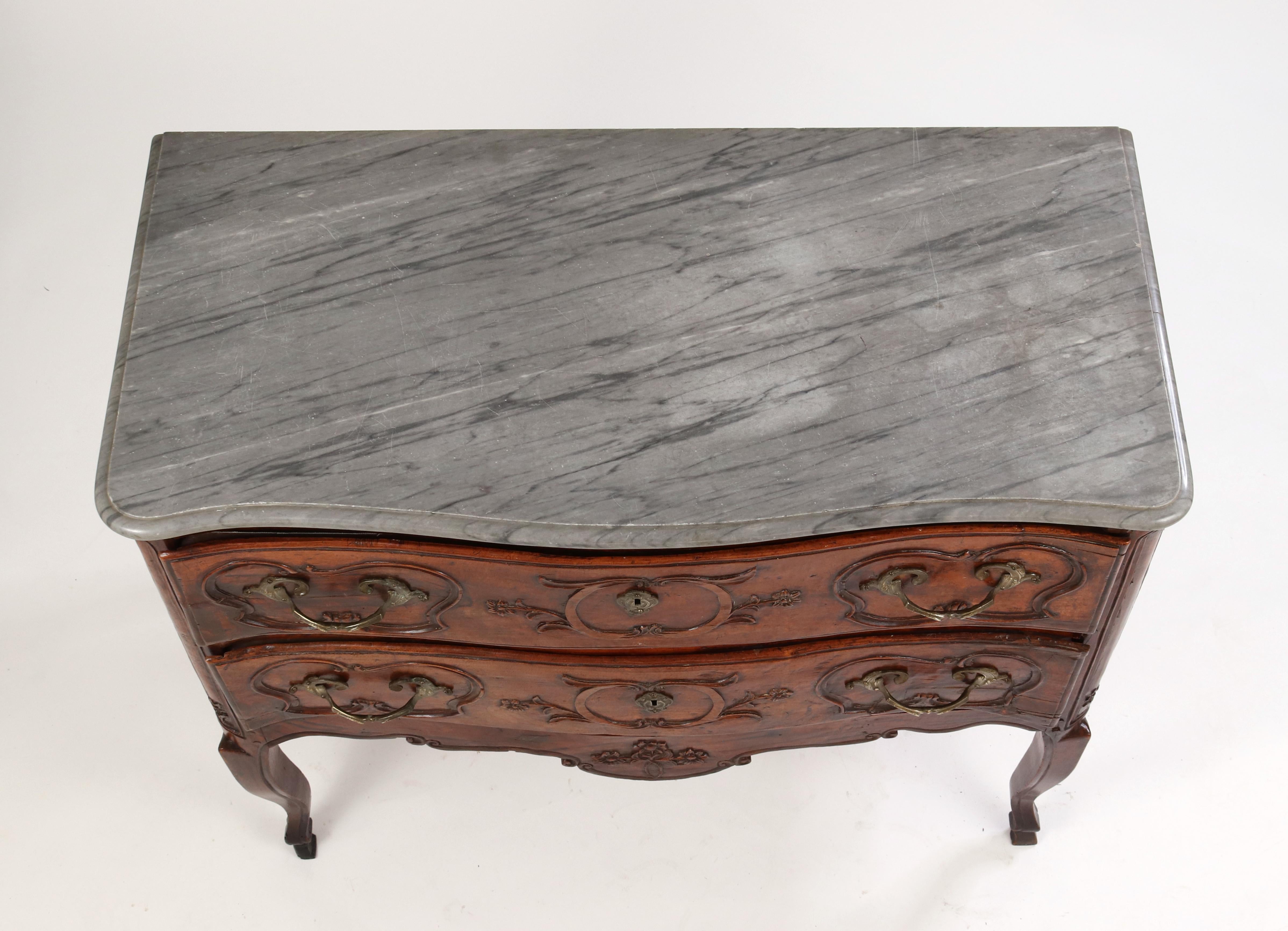 Louis XV Walnut Serpentine Chest, circa 1770-1780 In Good Condition For Sale In St. Louis, MO