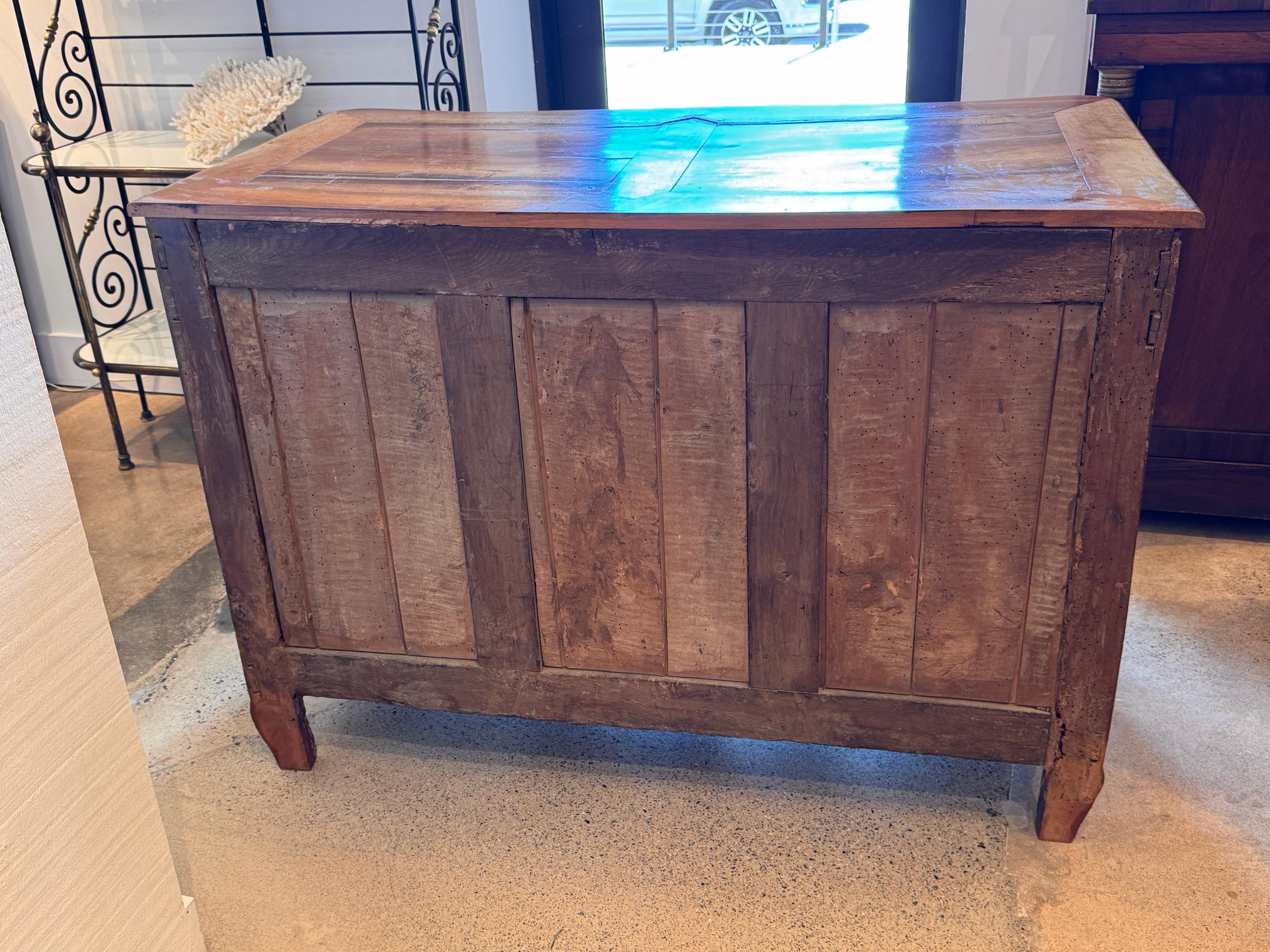Commode a serpentina in noce Luigi XV in vendita 4