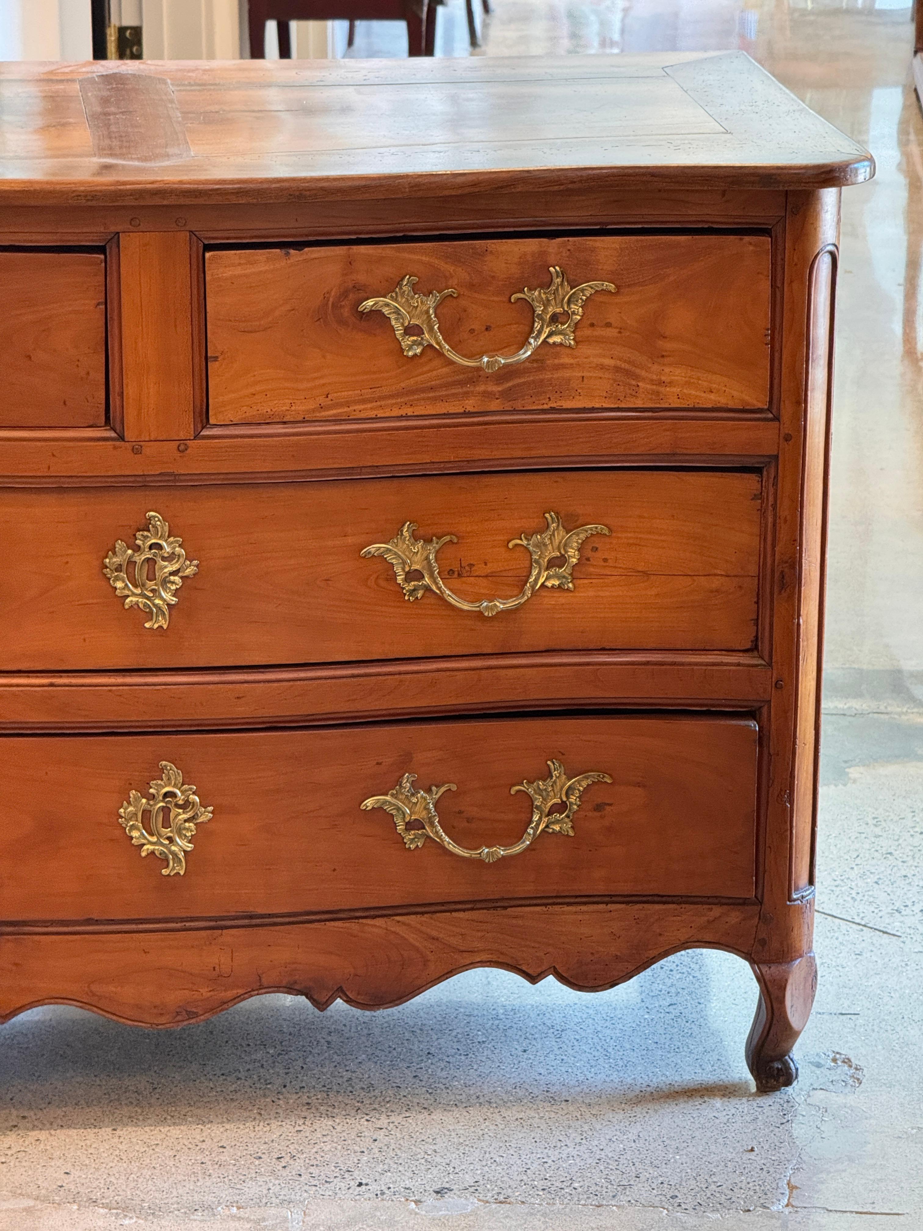 Francese Commode a serpentina in noce Luigi XV in vendita