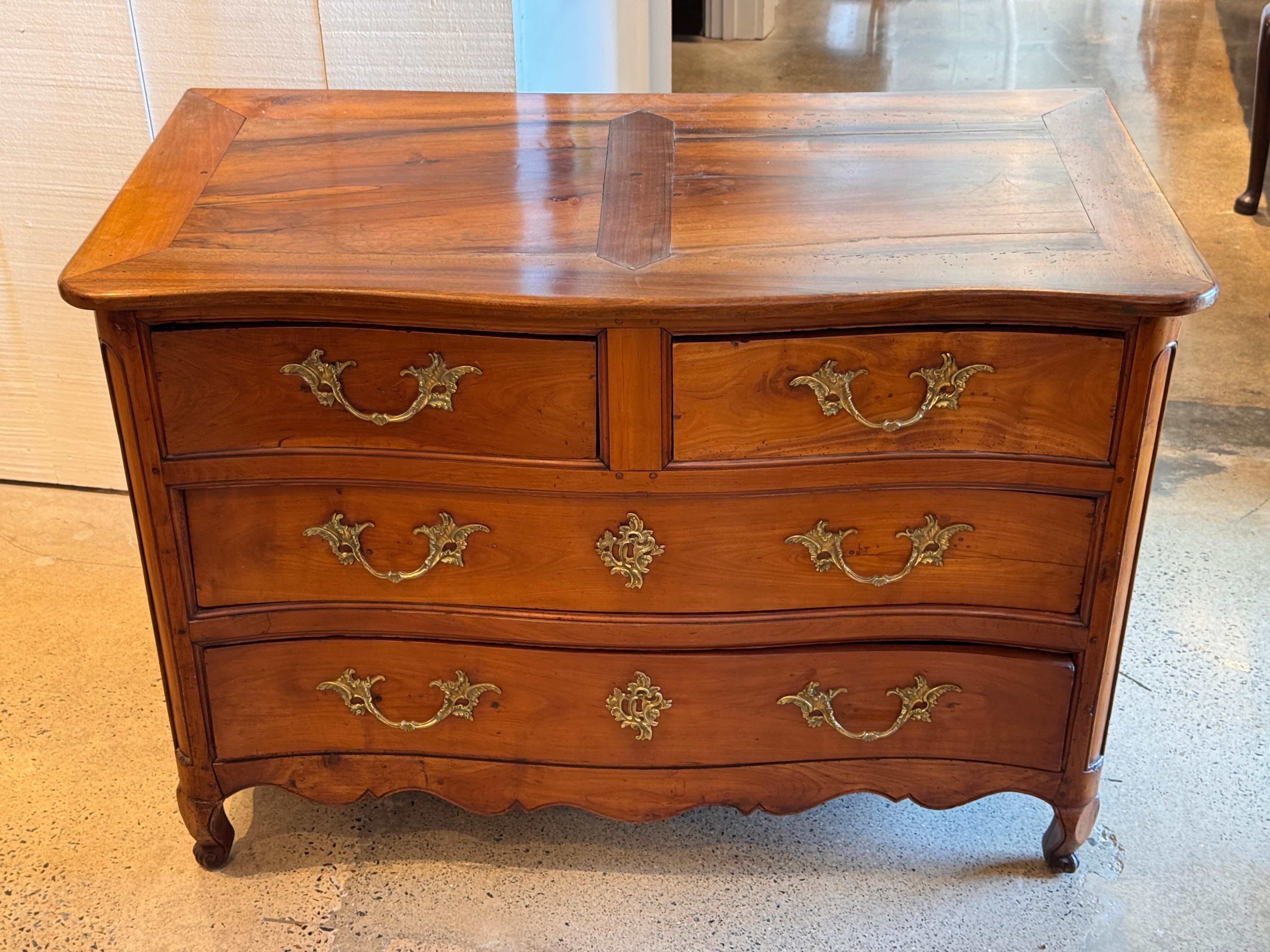 Commode a serpentina in noce Luigi XV In condizioni buone in vendita a Charlottesville, VA