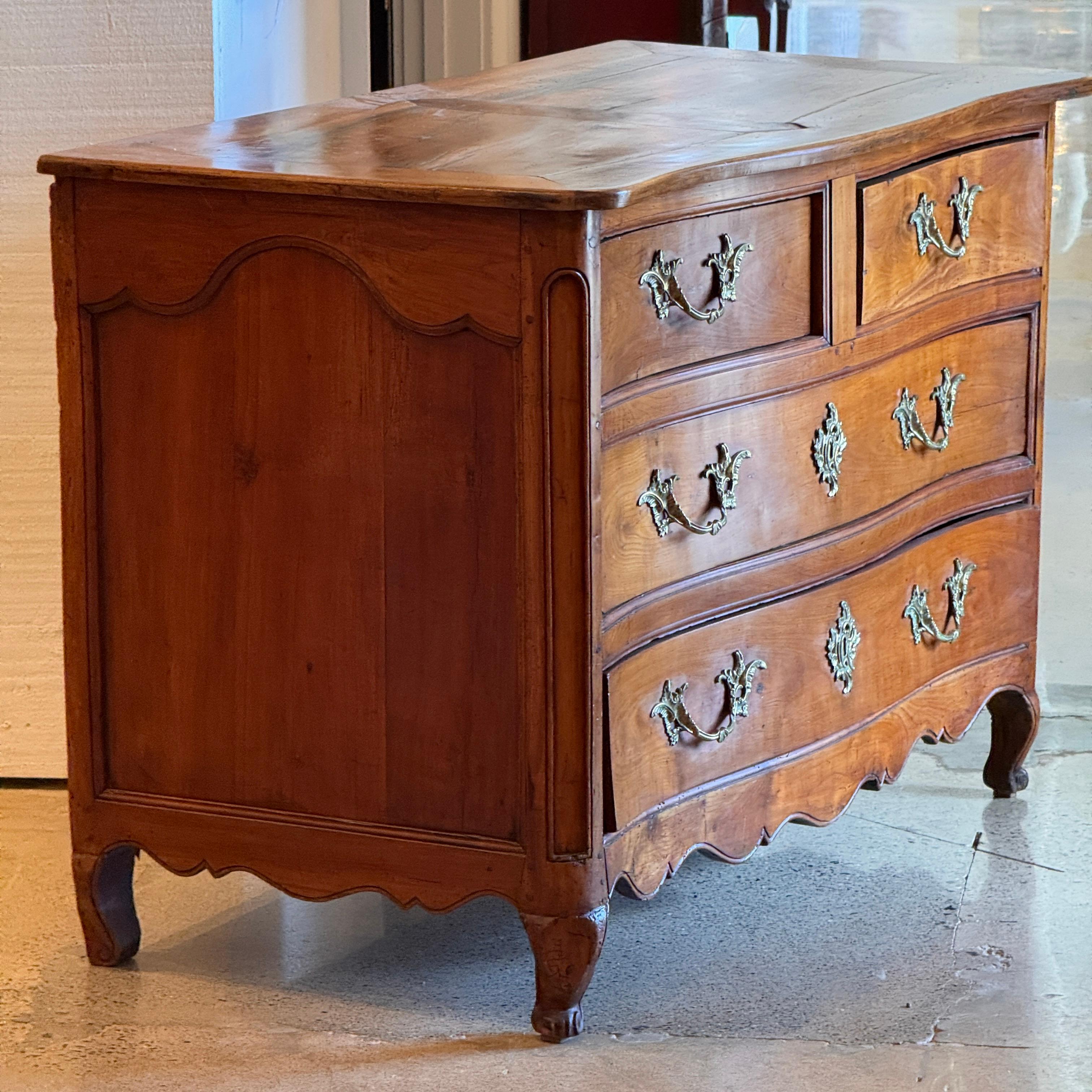 Noce Commode a serpentina in noce Luigi XV in vendita
