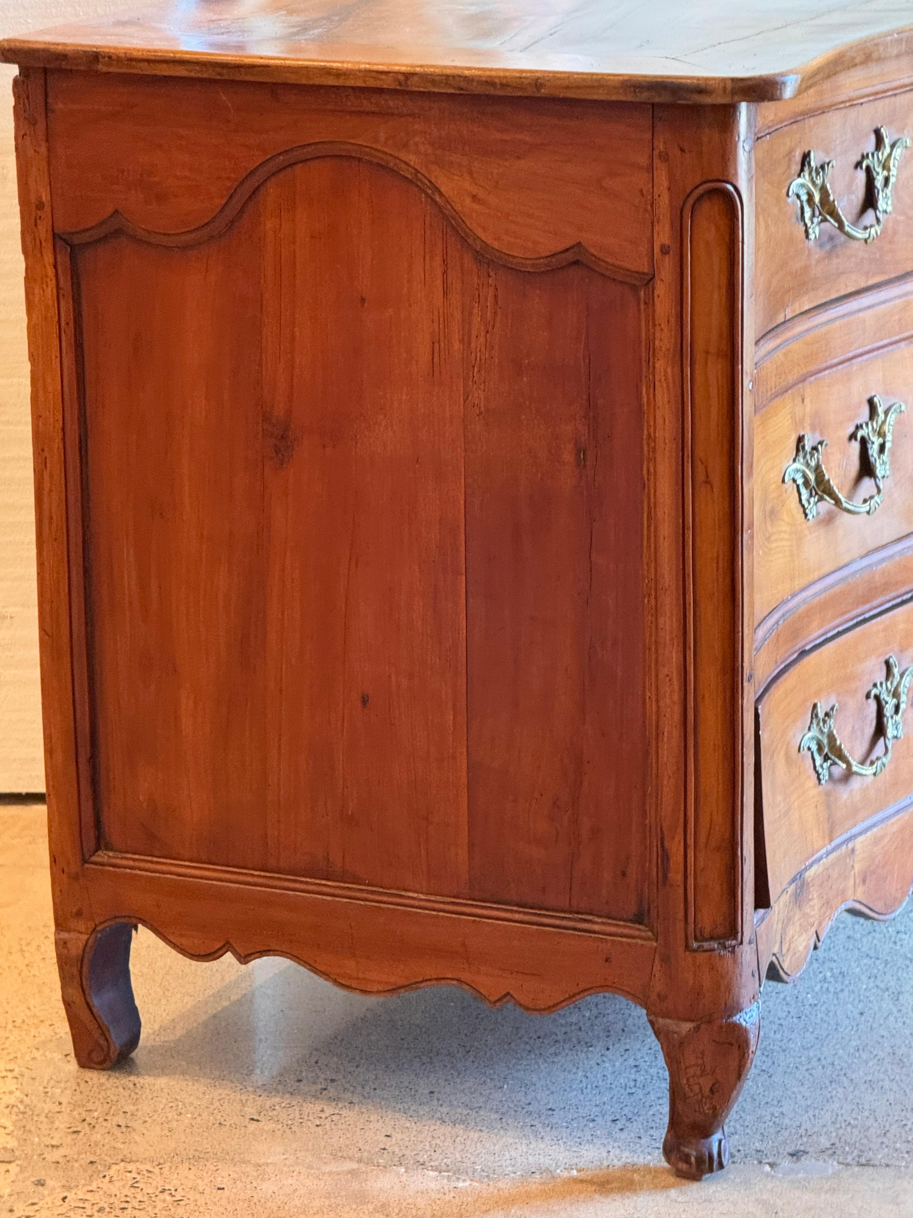 Commode a serpentina in noce Luigi XV in vendita 1