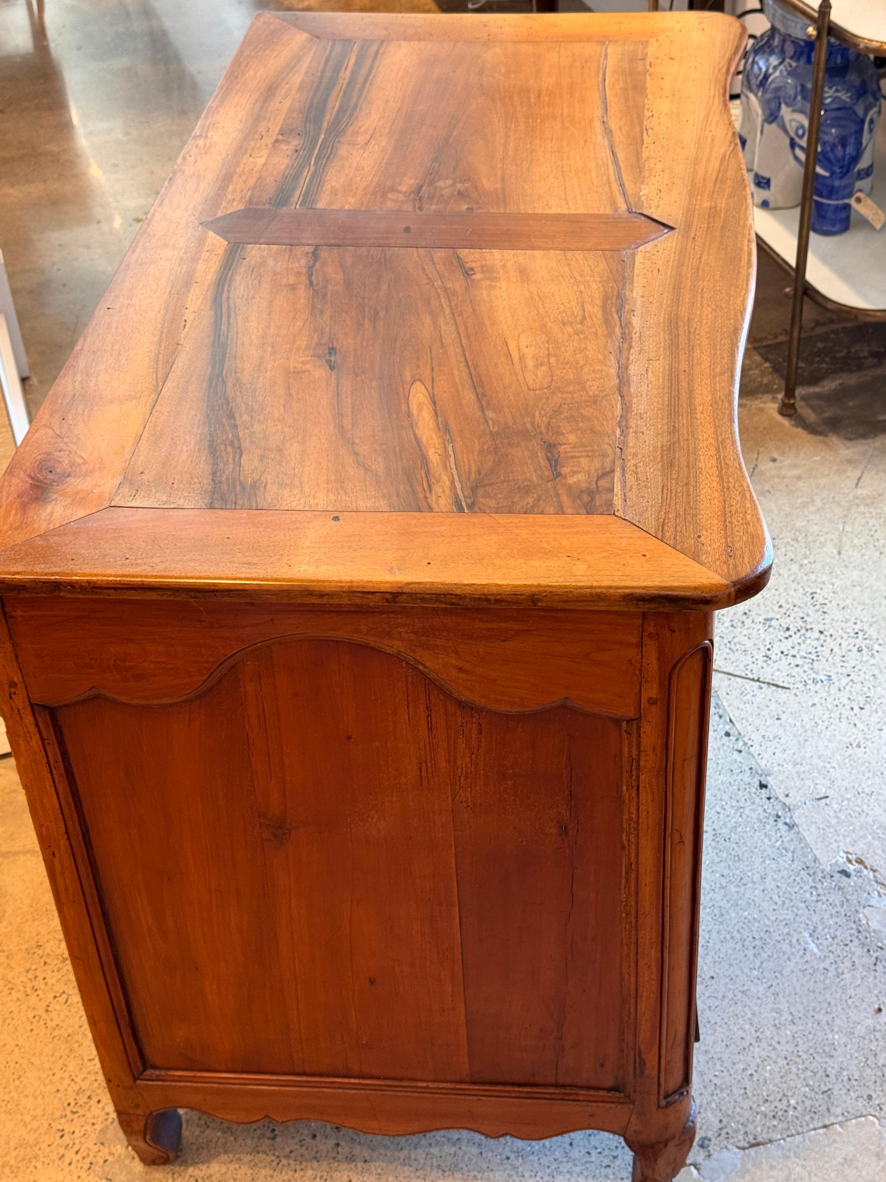Commode a serpentina in noce Luigi XV in vendita 2