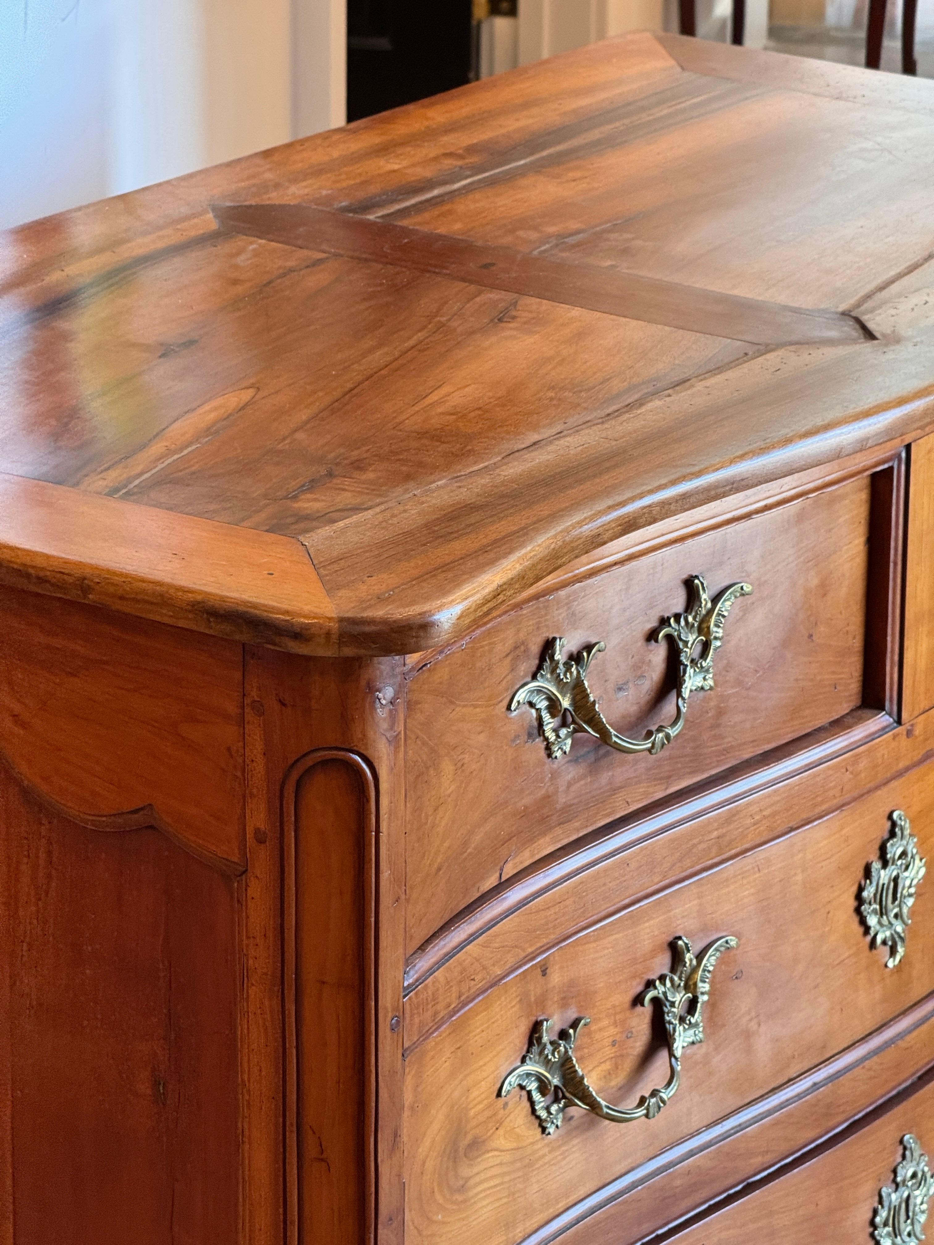 Commode a serpentina in noce Luigi XV in vendita 3