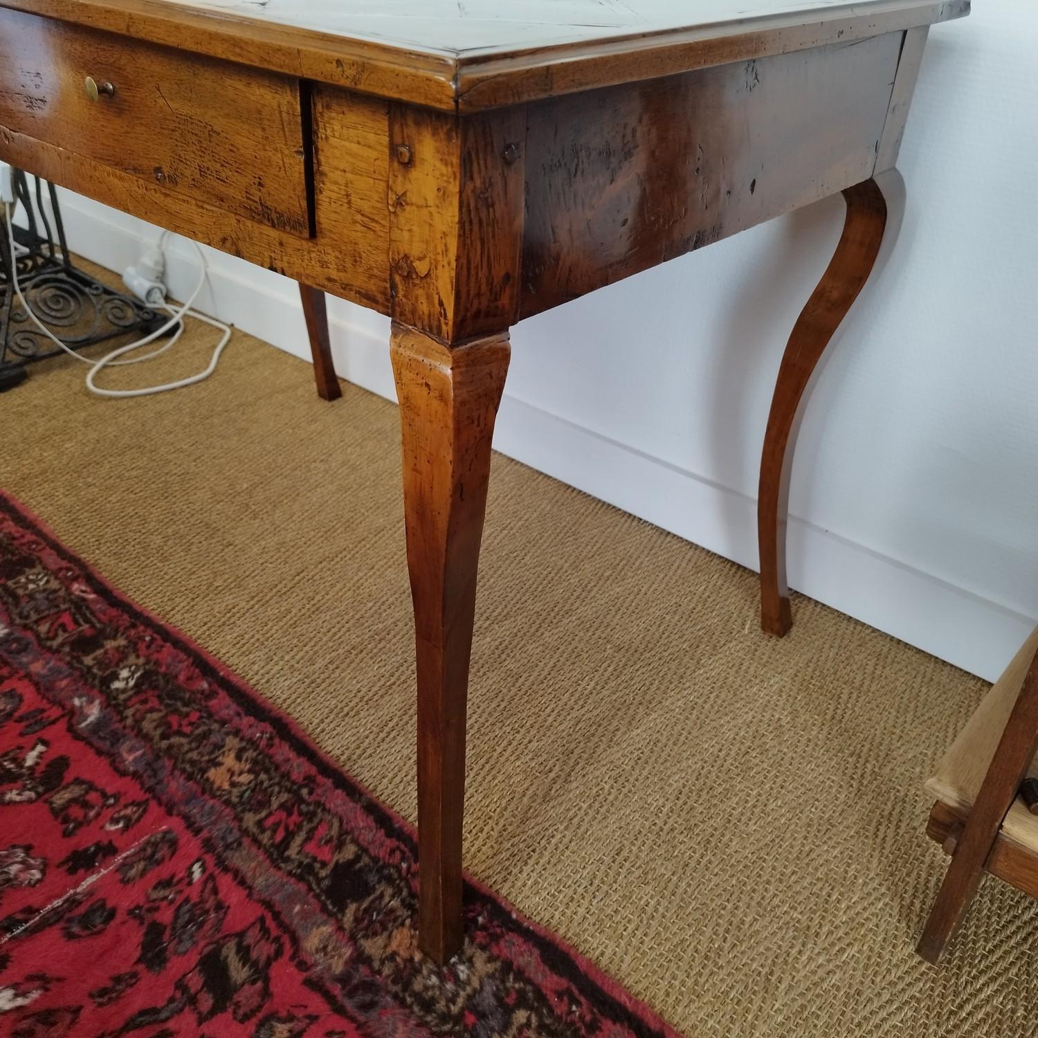 Gorgeous Louis XV walnut side table with 2 drawers, with a parquetry top. The table has been restored over the century, and the top is more recent (late 1800 ). Do not hesitate to ask for more photos.