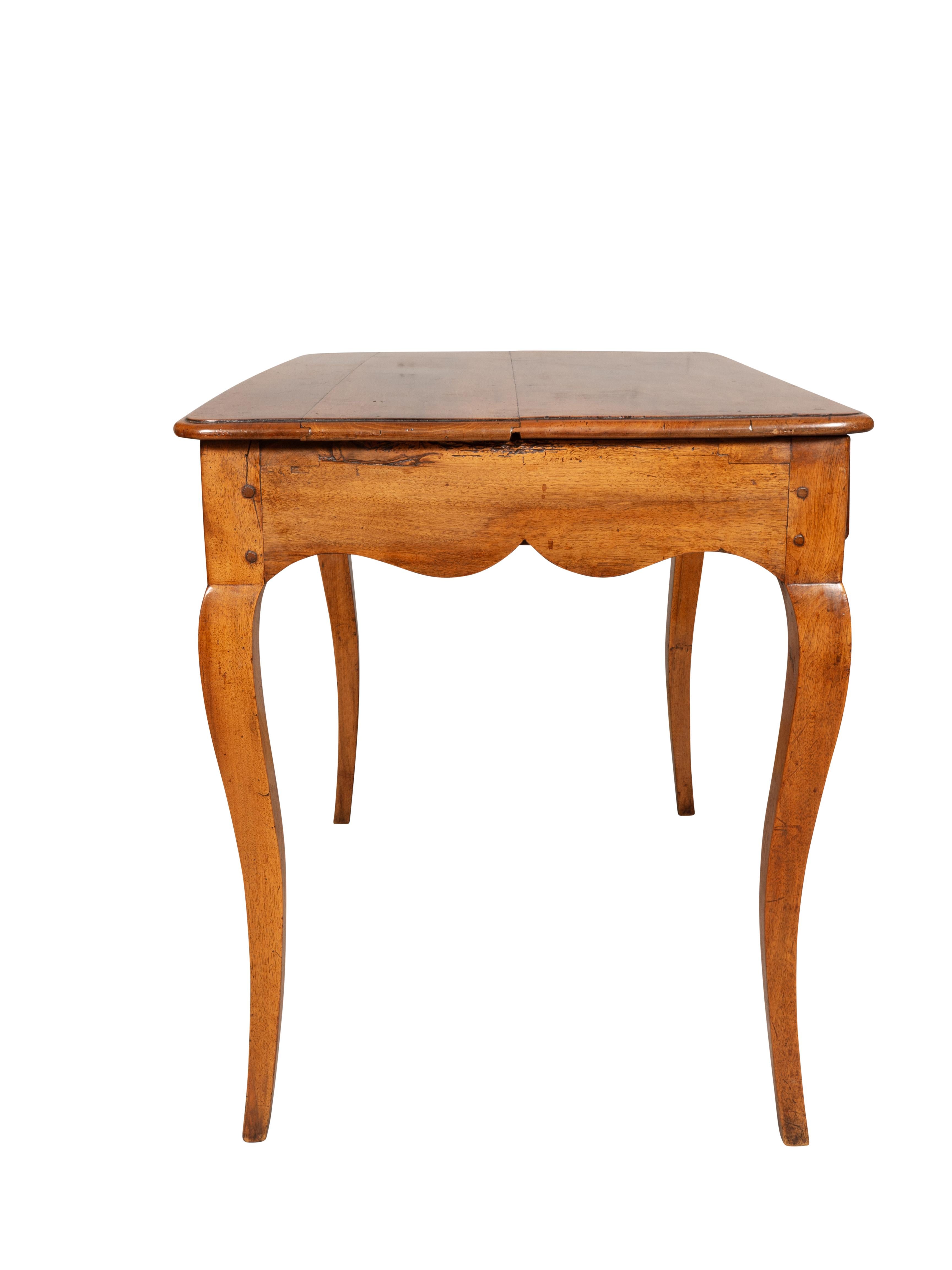 Mesa Luis XV de nogal mediados del siglo XVIII en venta