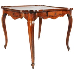 Table Louis XV en noyer avec plateau à galeries, vers 1780