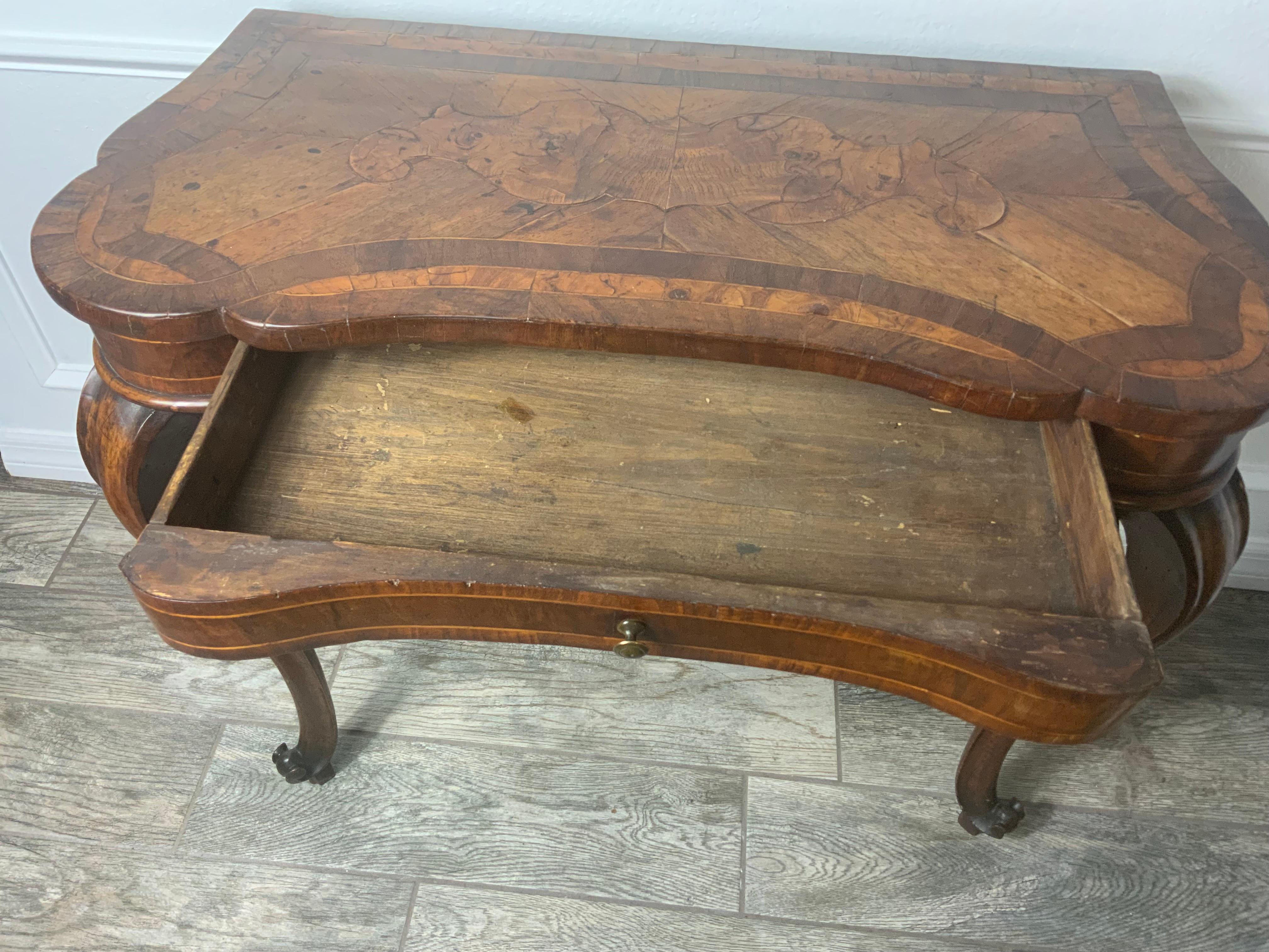 Nussbaum-Schreibtisch aus dem 18. (18. Jahrhundert) im Angebot