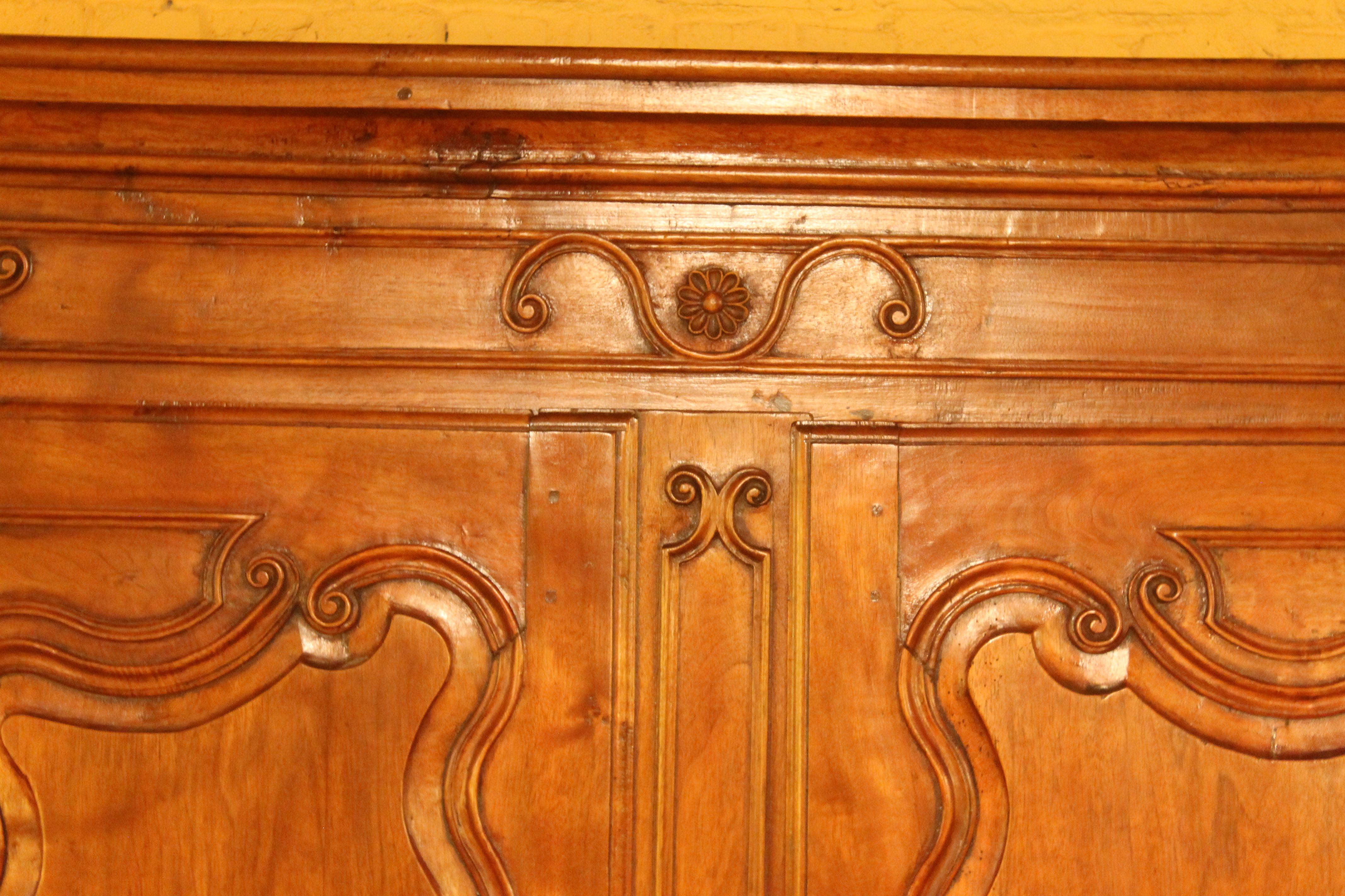 Armoire Louis XV en merisier 18ème siècle en vente 3