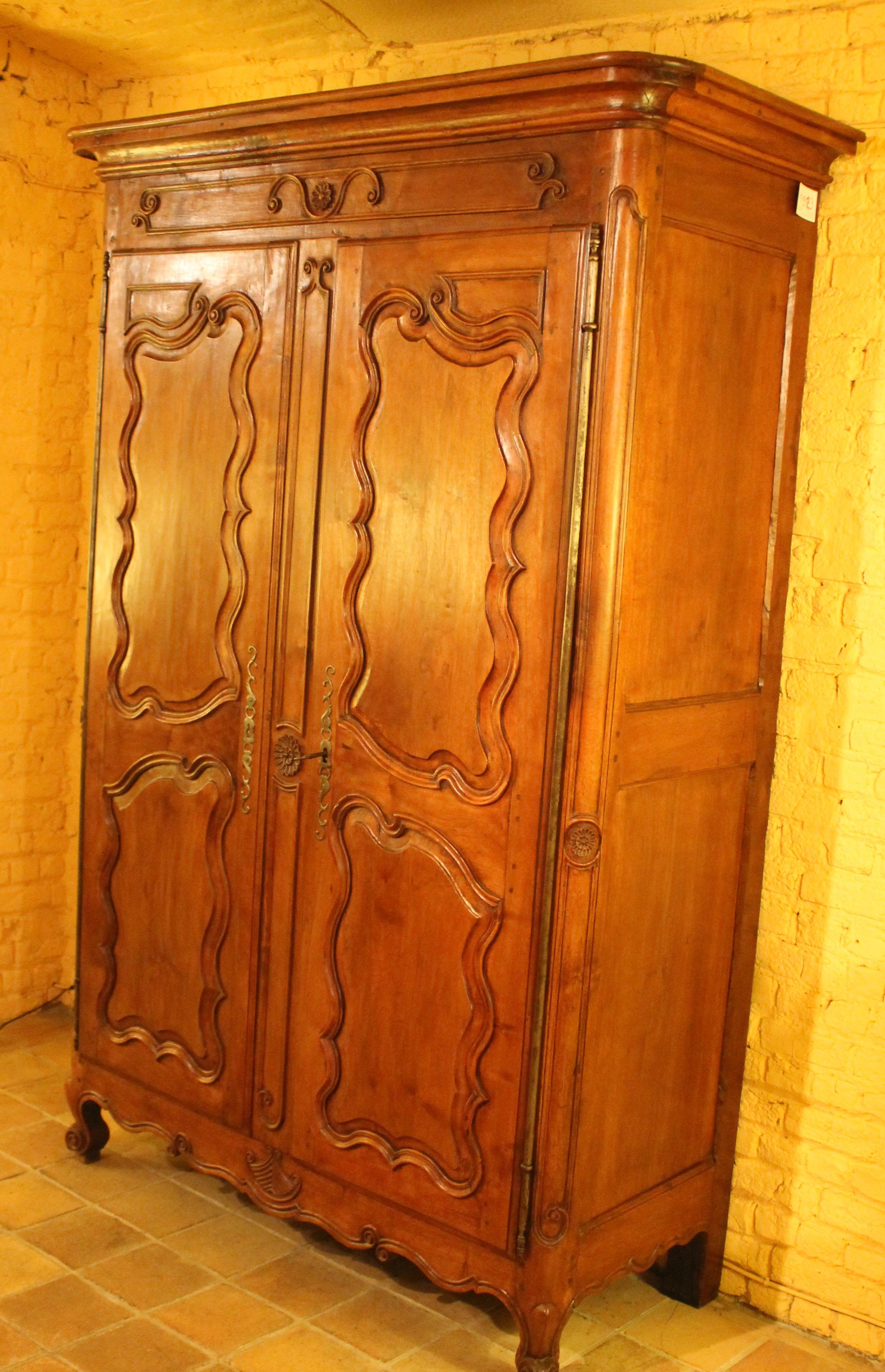 armoire rennaise ancienne