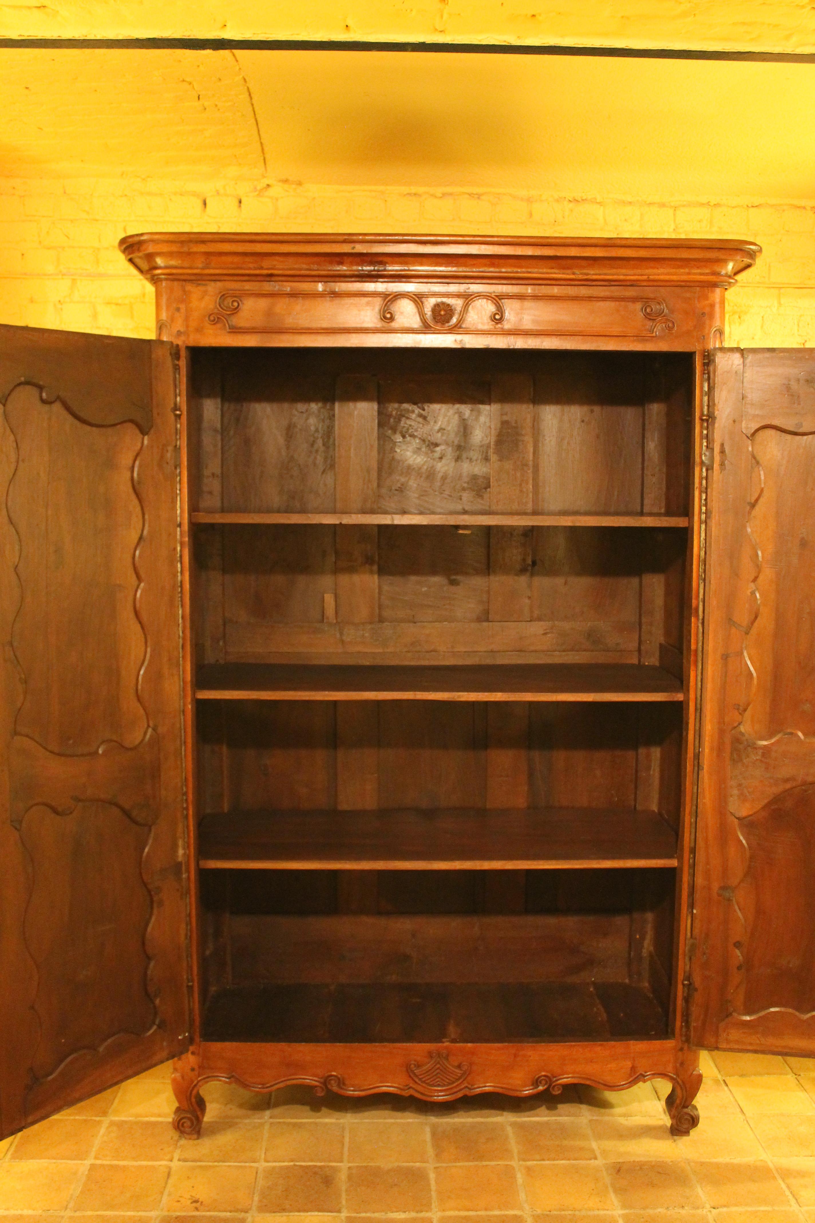 Louis XV Wardrobe in Cherrywood 18th Century In Good Condition For Sale In Brussels, Brussels
