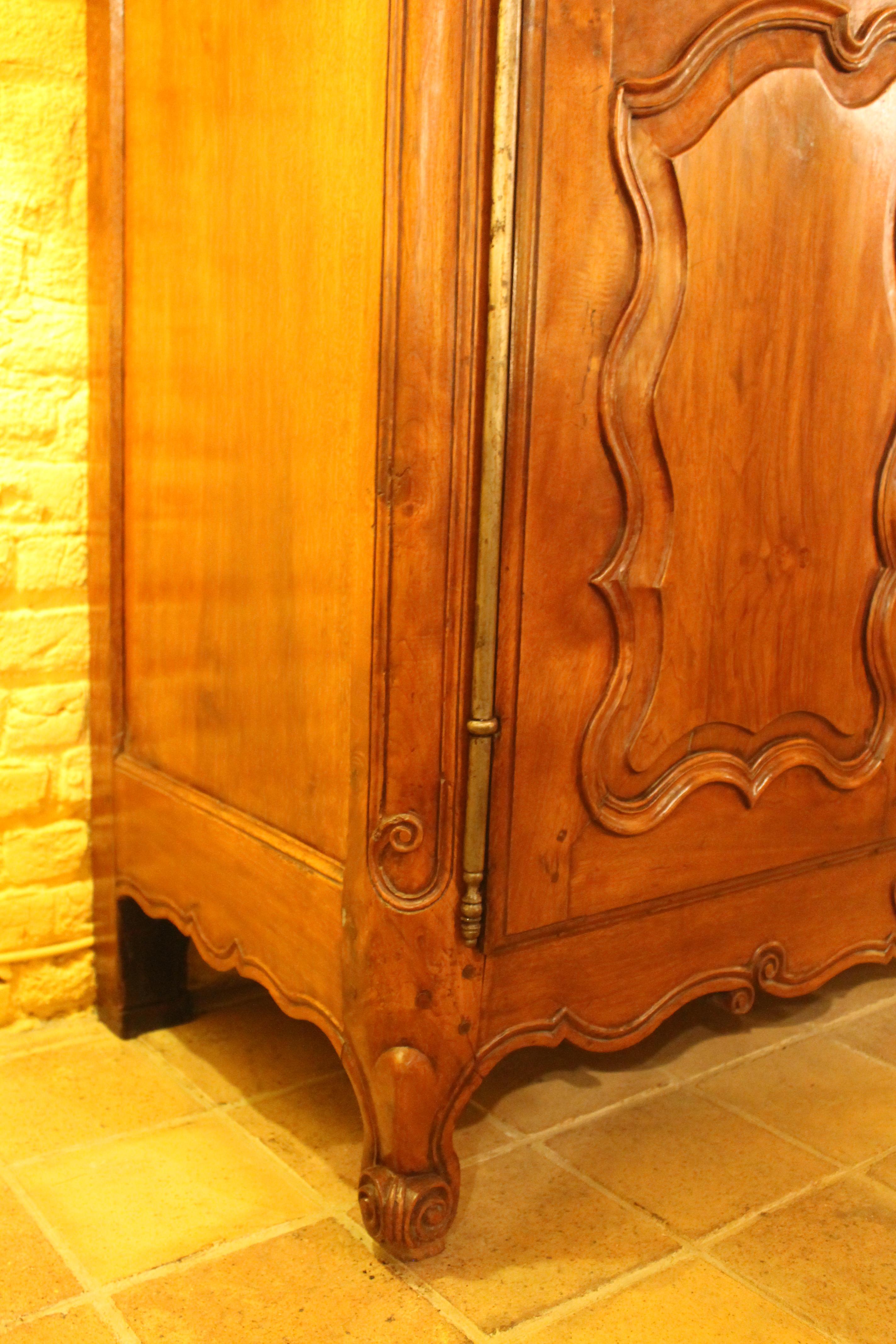 Louis XV Wardrobe in Cherrywood 18th Century For Sale 2