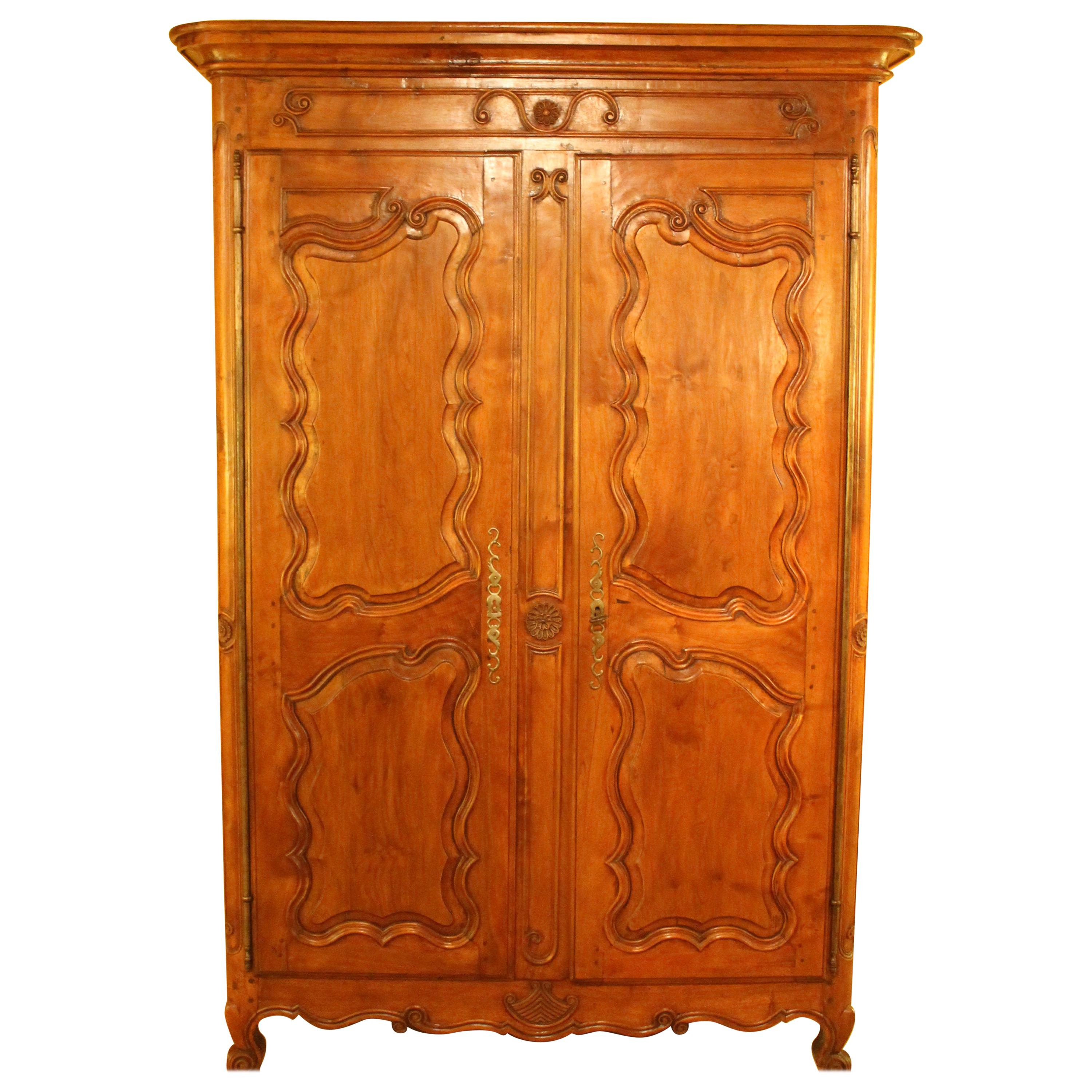 Louis XV-Garderobe aus Kirschholz 18. im Angebot