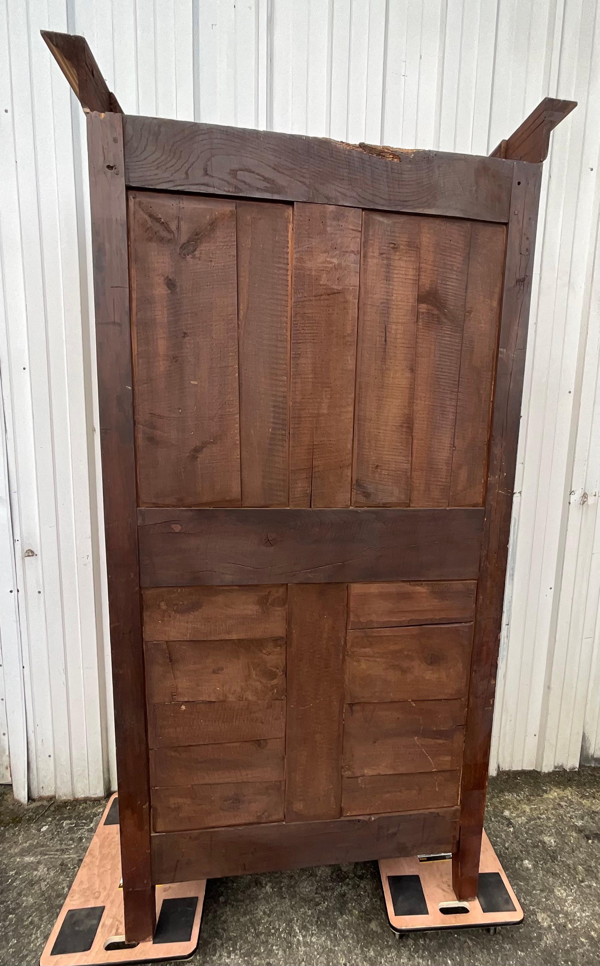 Bonnetière Luigi XV in legno di frutta - metà del XIX secolo Questa elegante bonnetière in stile Luigi XV affascina con le sue linee dolcemente curve, i ricchi dettagli intagliati e il fascino naturale del legno di frutta dai toni chiari. È stata