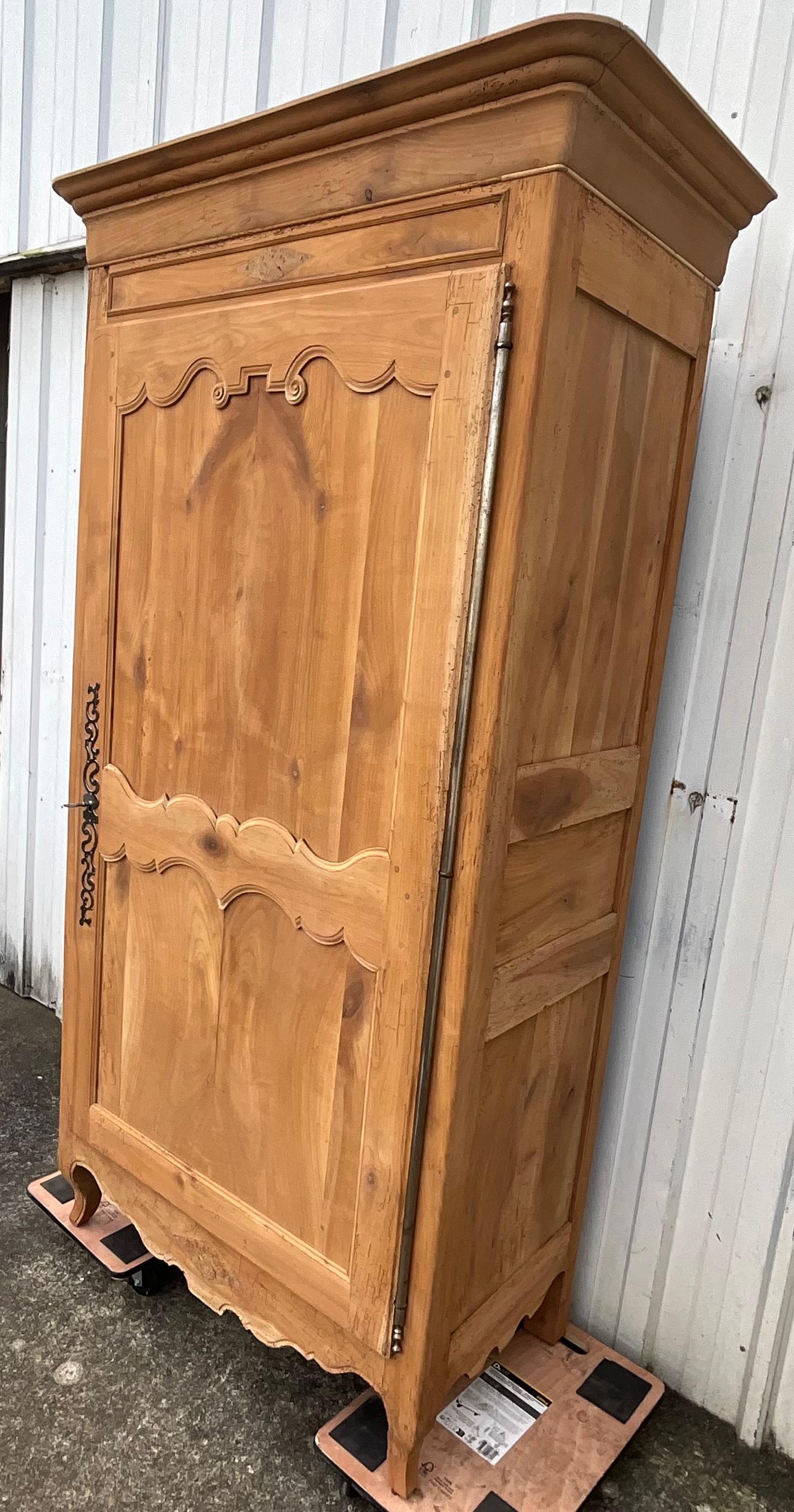 Francese Armadio Luigi XV in Wood Wood, metà del XIX secolo in vendita