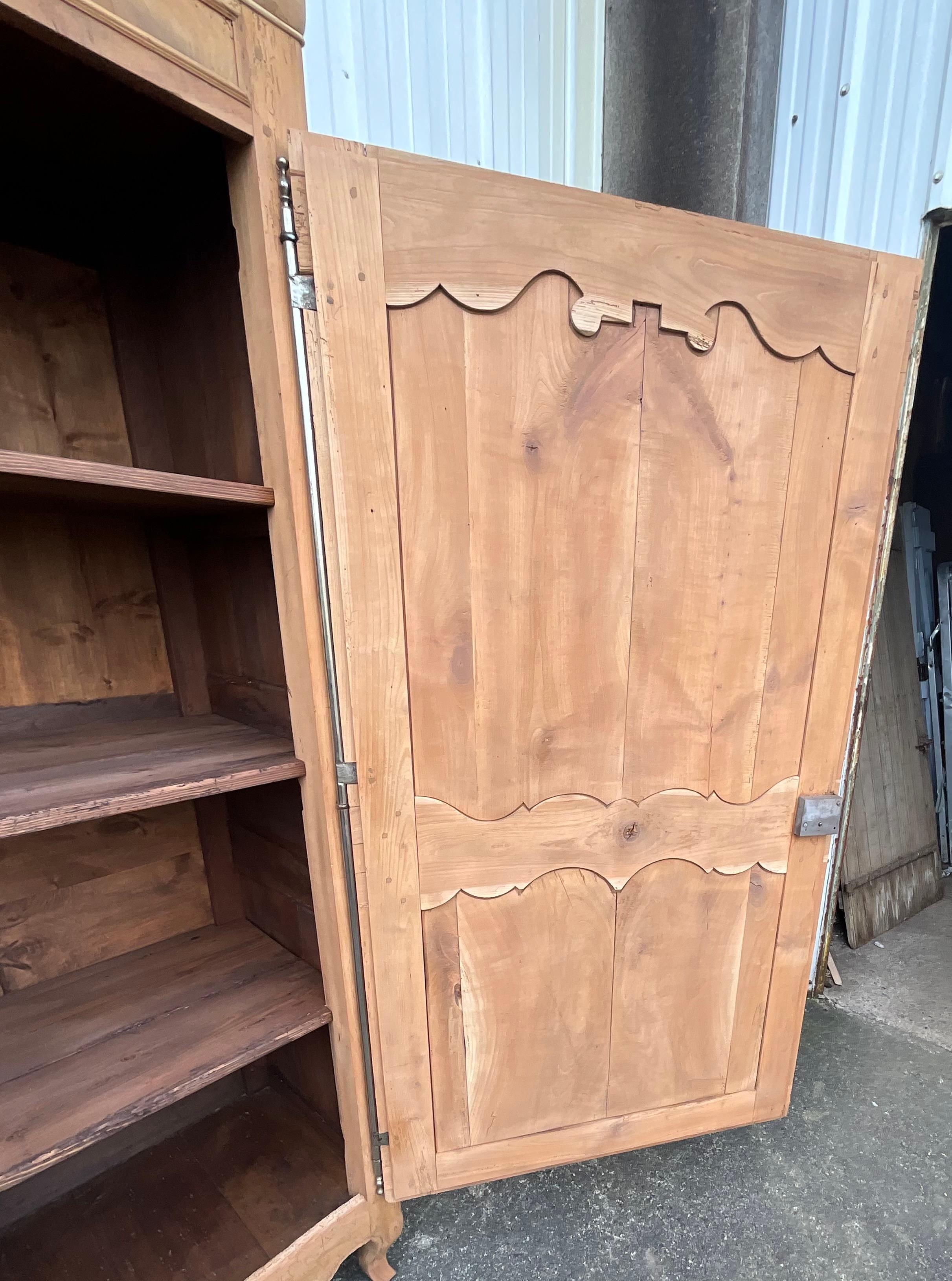 Armadio Luigi XV in Wood Wood, metà del XIX secolo in vendita 1