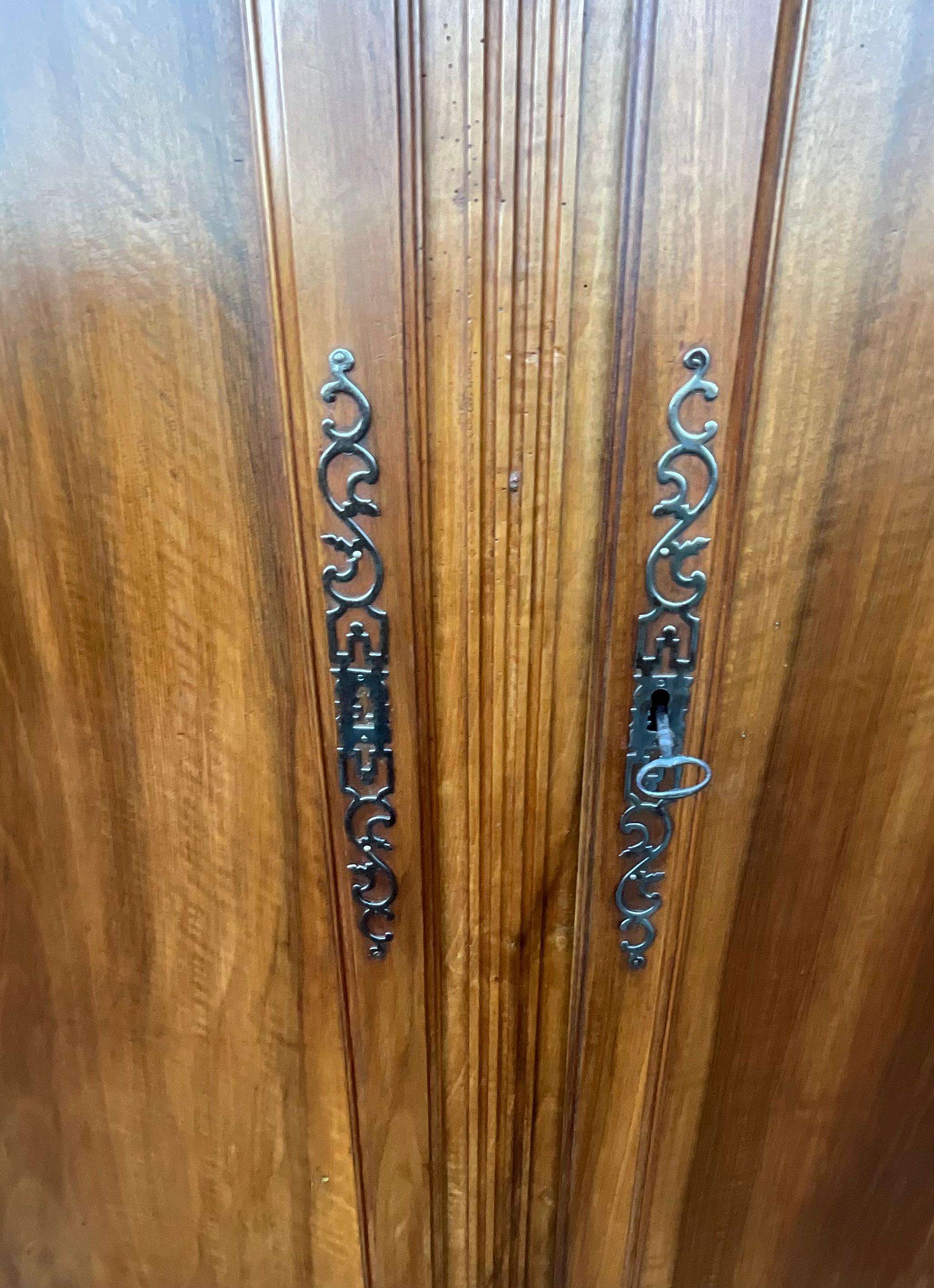 Armoire in noce massiccio Luigi XV, fine XIX secolo - Patrimonio della Valle della Loira, Francia

Questo eccezionale armadio in noce massiccio Luigi XV, risalente alla fine del XIX secolo, è più di un semplice mobile: è un pezzo di storia francese.