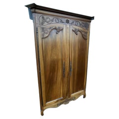 Armoire Louis XV en noyer massif, fin du XIXe siècle
