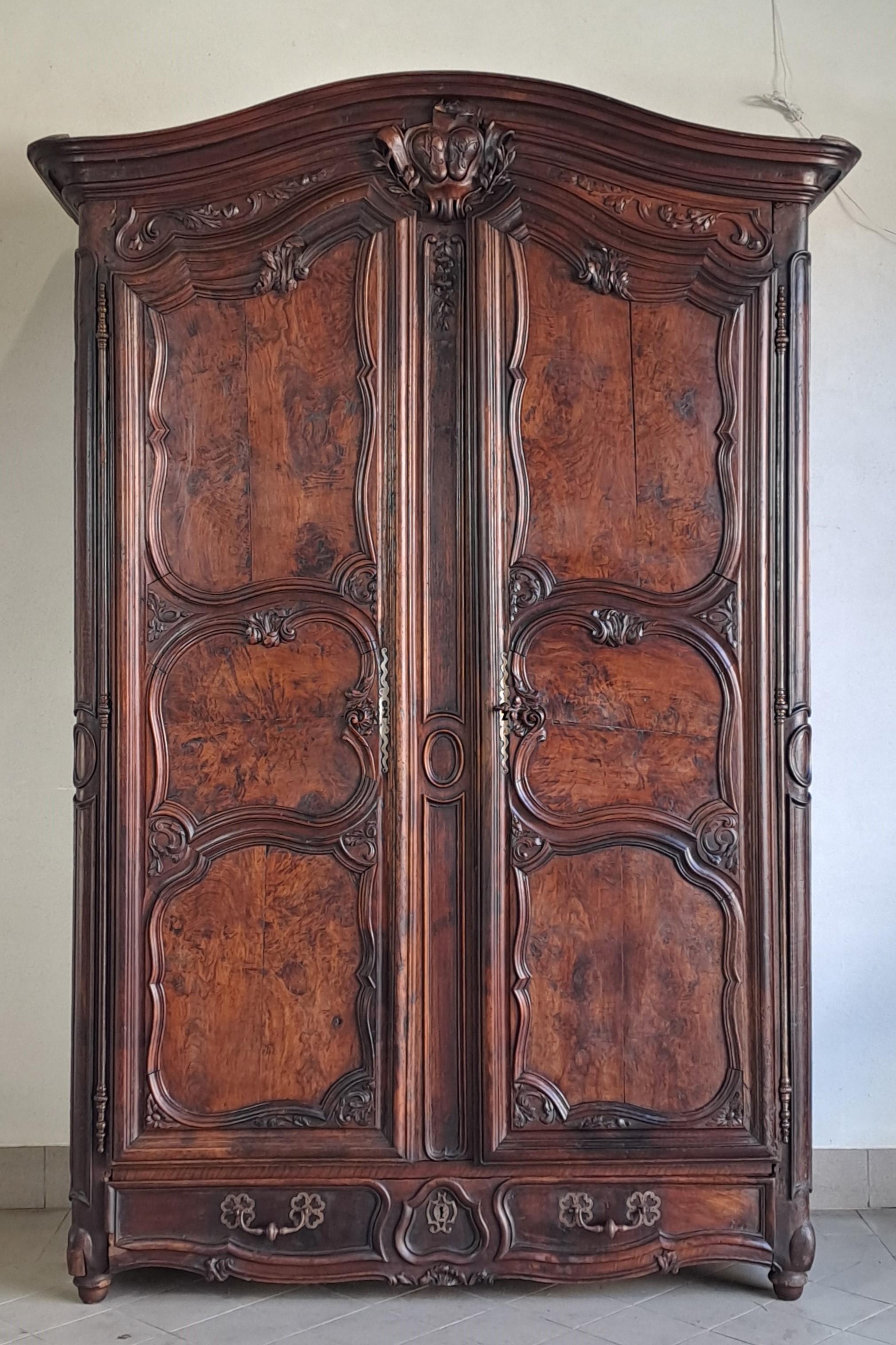 Louis XV Hochzeitsgarderobe in geschnitztem Nussbaum im Angebot 2