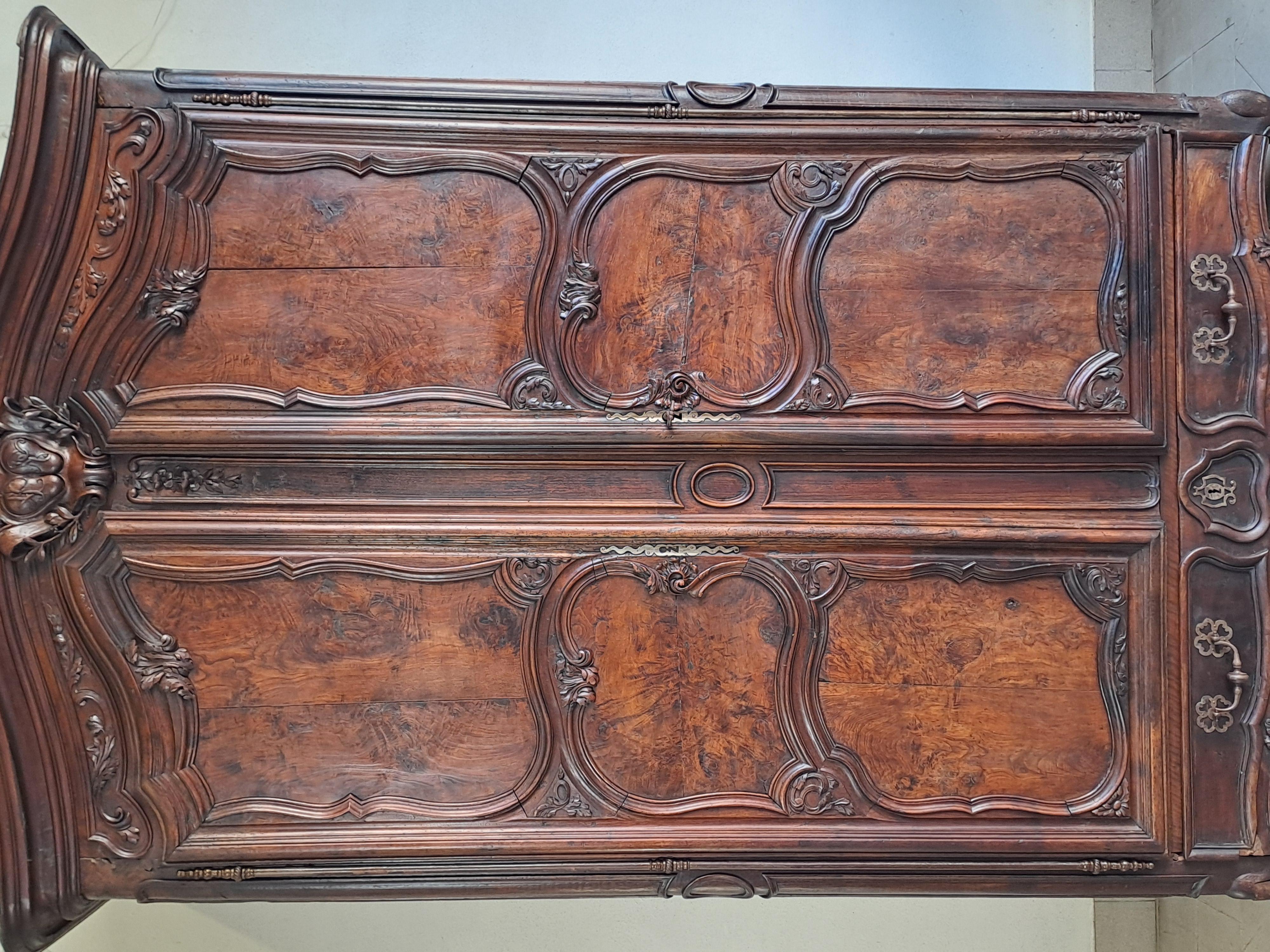Louis XV Hochzeitsgarderobe in geschnitztem Nussbaum im Angebot 3