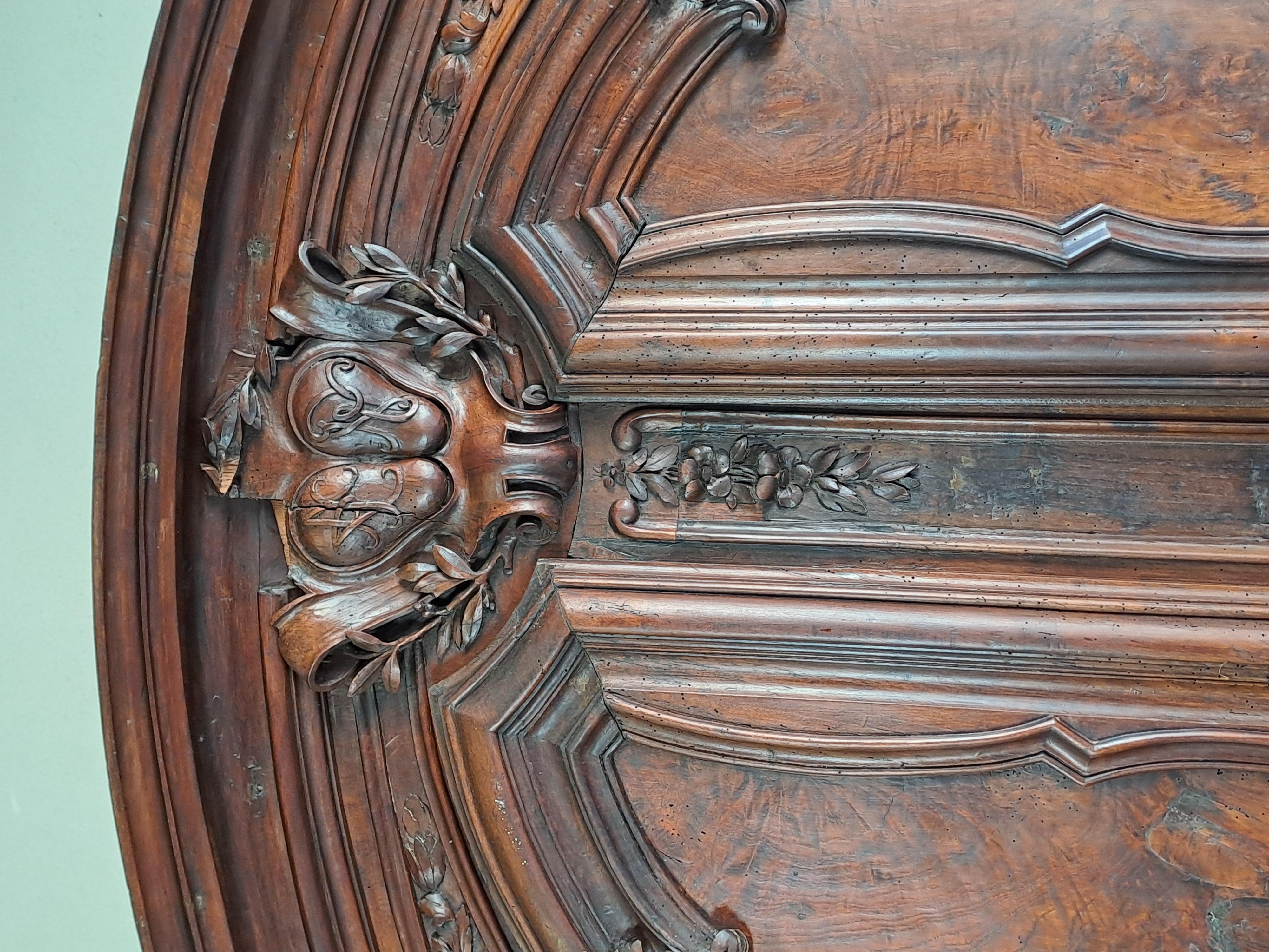 Louis XV Hochzeitsgarderobe in geschnitztem Nussbaum im Angebot 4