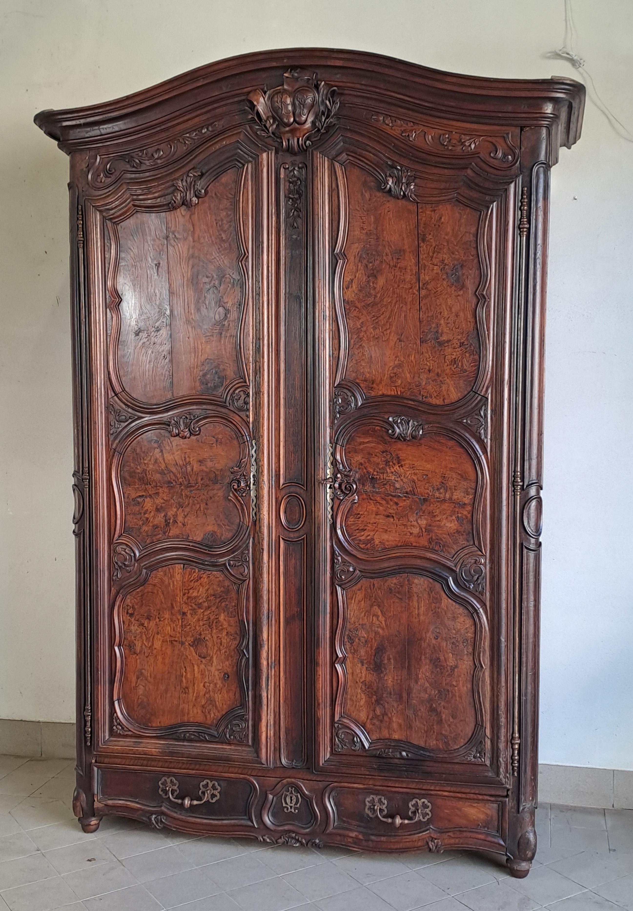 Louis XV Hochzeitsgarderobe in geschnitztem Nussbaum im Angebot 5