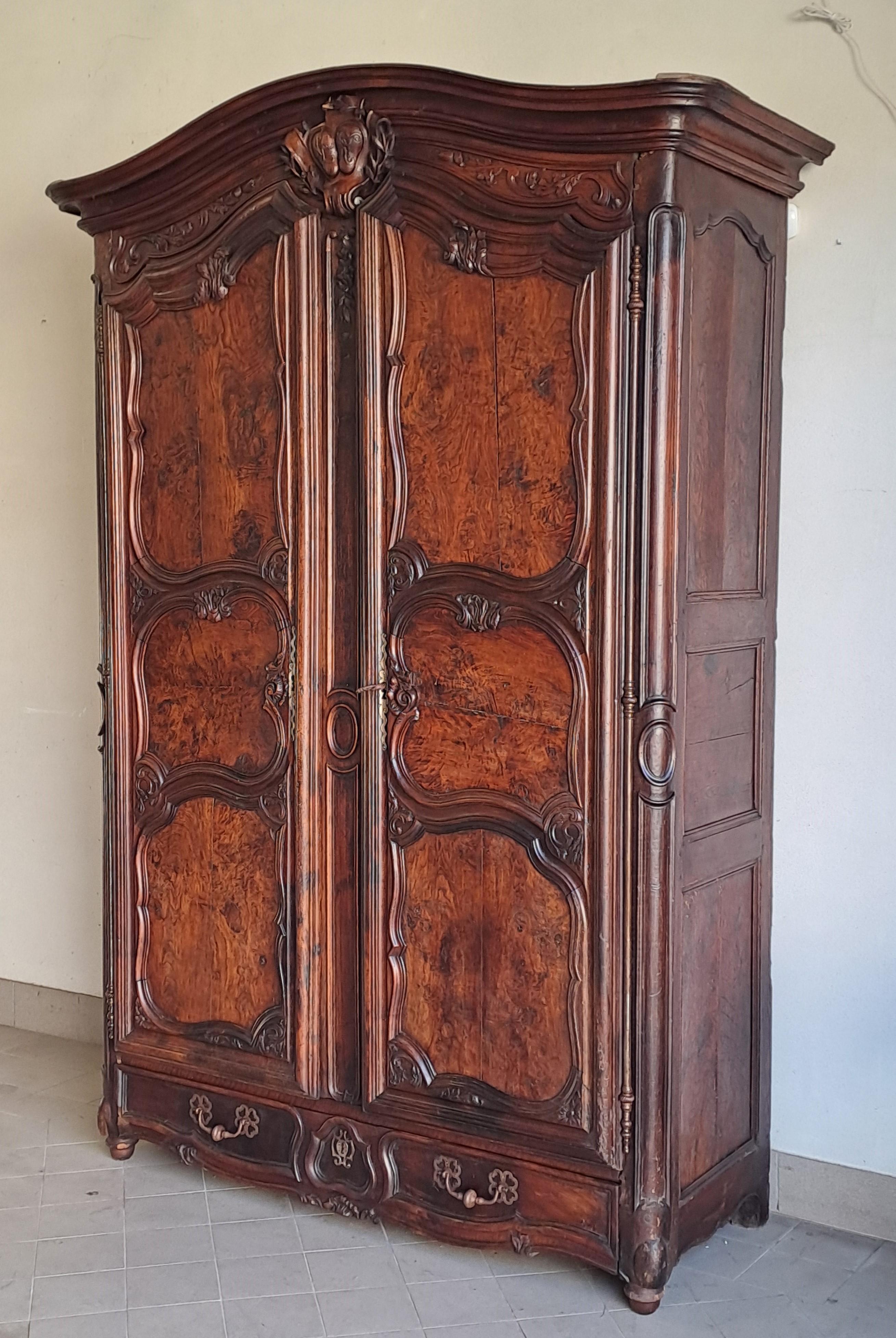 Magnificent Louis XV Zeitraum Hochzeit Schrank in geformt und geschnitzt Nussbaum, Öffnung zwei schöne dreifach verglaste Türen in gewellten Wurzelholz, eine große Schublade mit Schloss im unteren Teil.
Fonton mit dem monogrammierten Wappen der