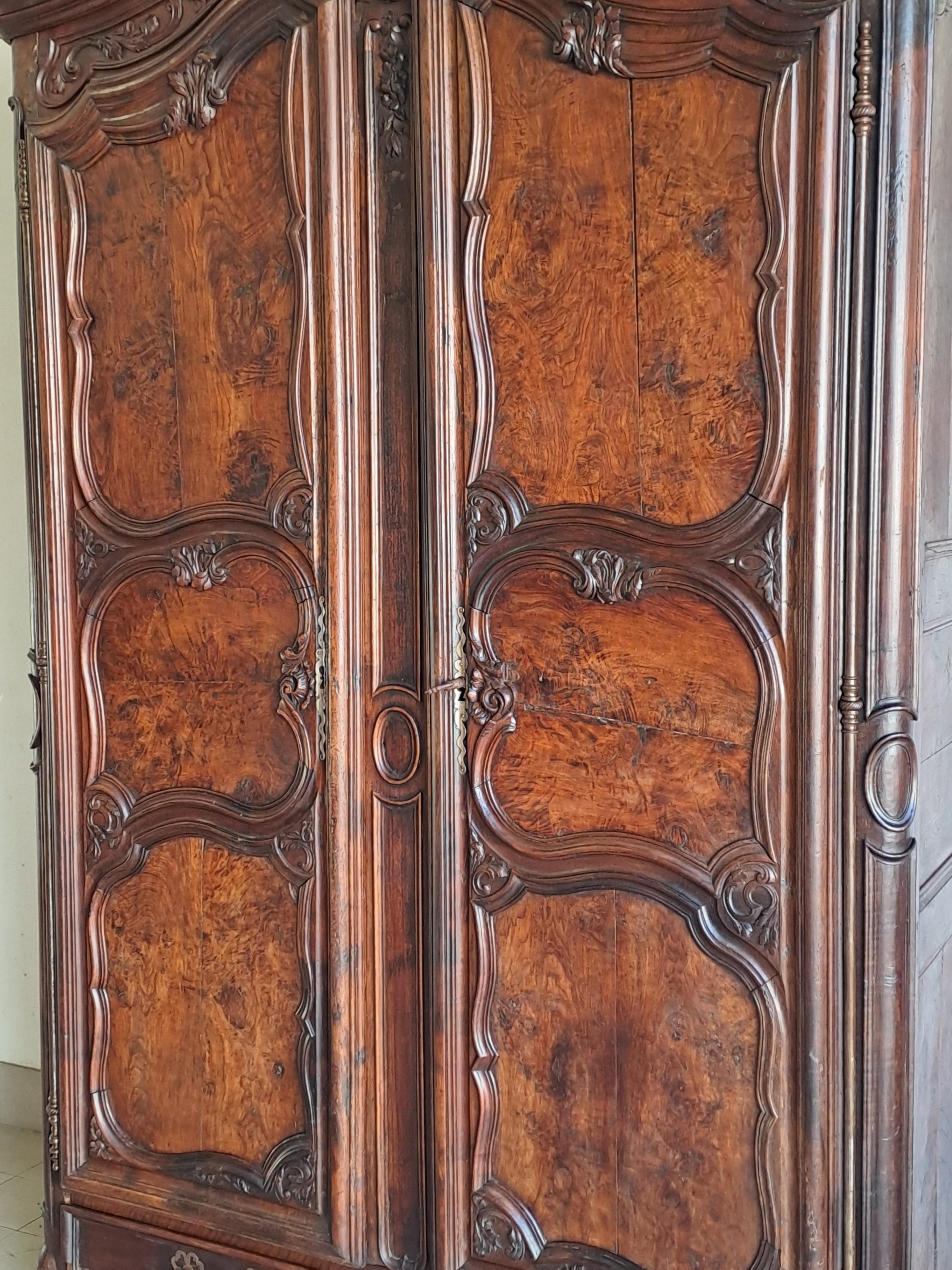 Louis XV Hochzeitsgarderobe in geschnitztem Nussbaum (Louis XV.) im Angebot