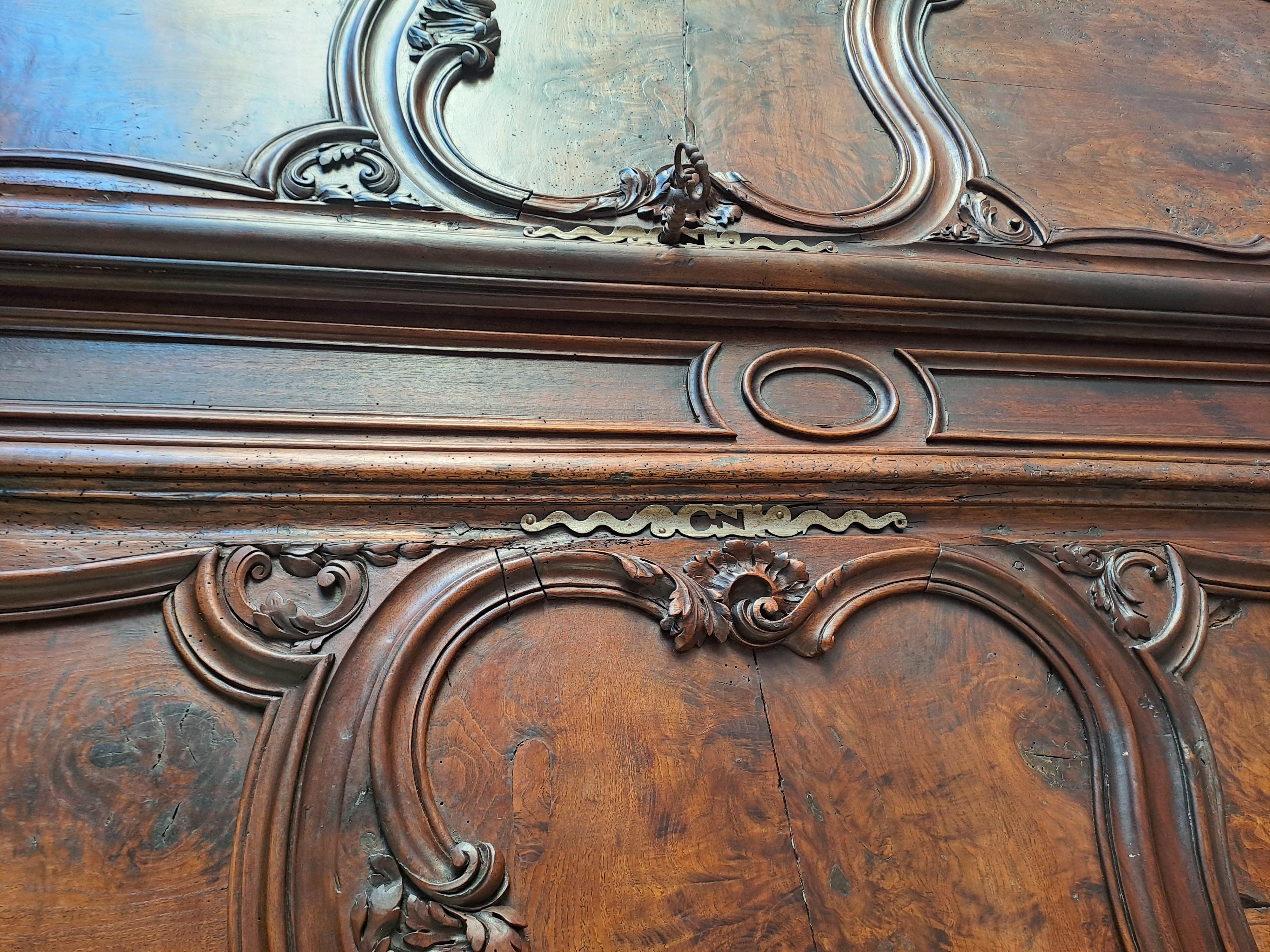 Louis XV Hochzeitsgarderobe in geschnitztem Nussbaum (Französisch) im Angebot