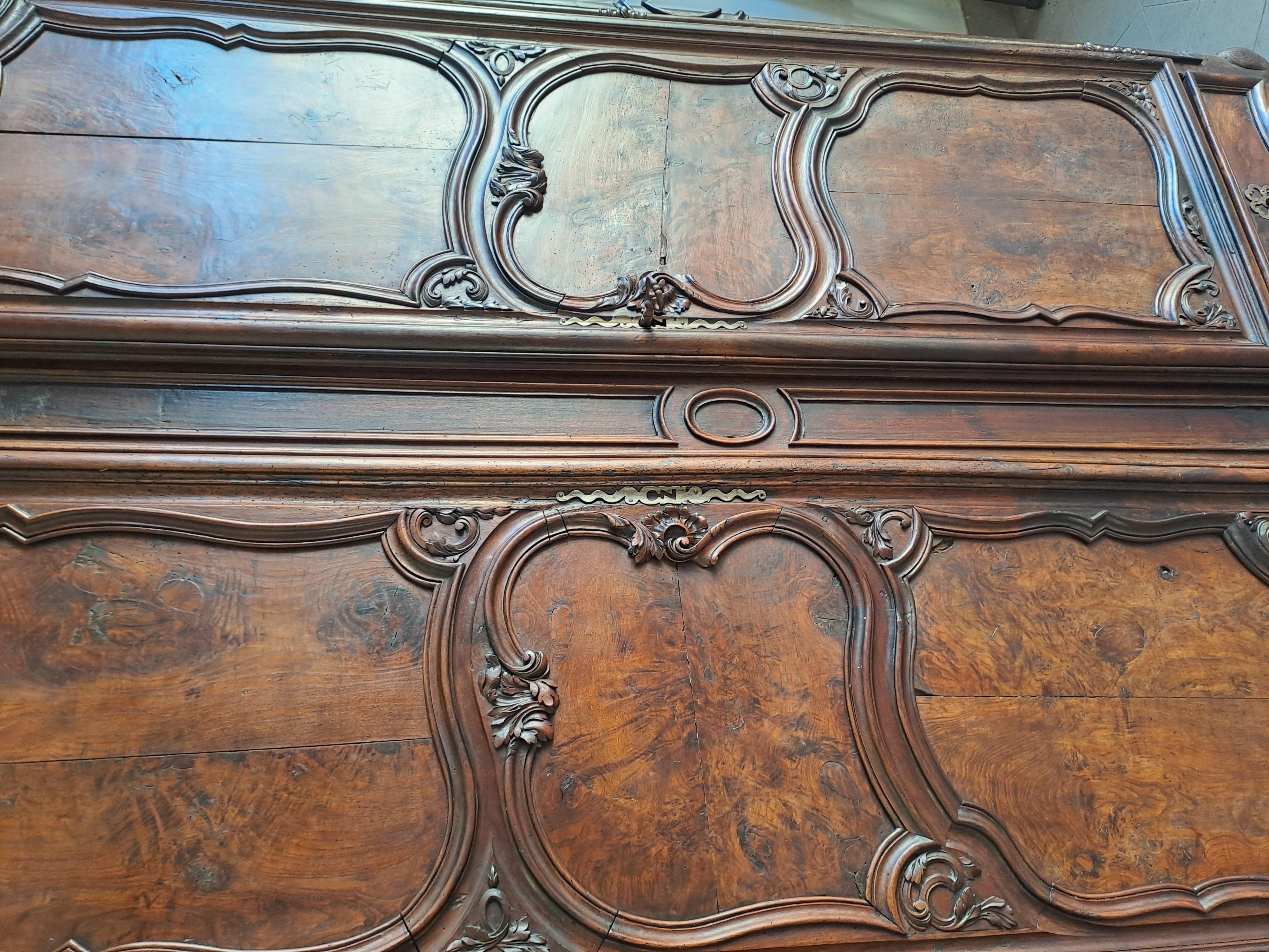 Louis XV Hochzeitsgarderobe in geschnitztem Nussbaum (Handgeschnitzt) im Angebot