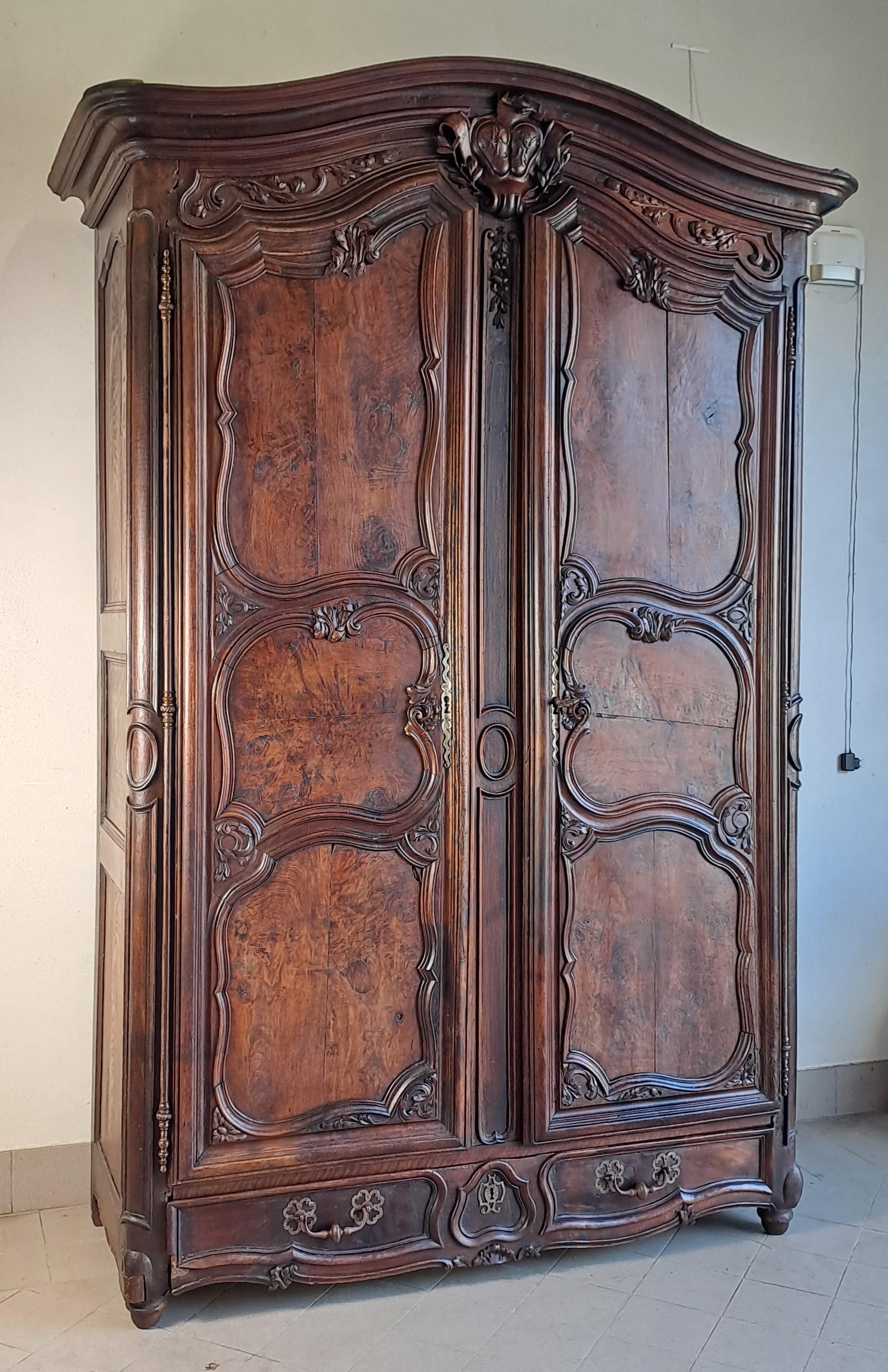 Louis XV Hochzeitsgarderobe in geschnitztem Nussbaum im Zustand „Starke Gebrauchsspuren“ im Angebot in BARSAC, FR