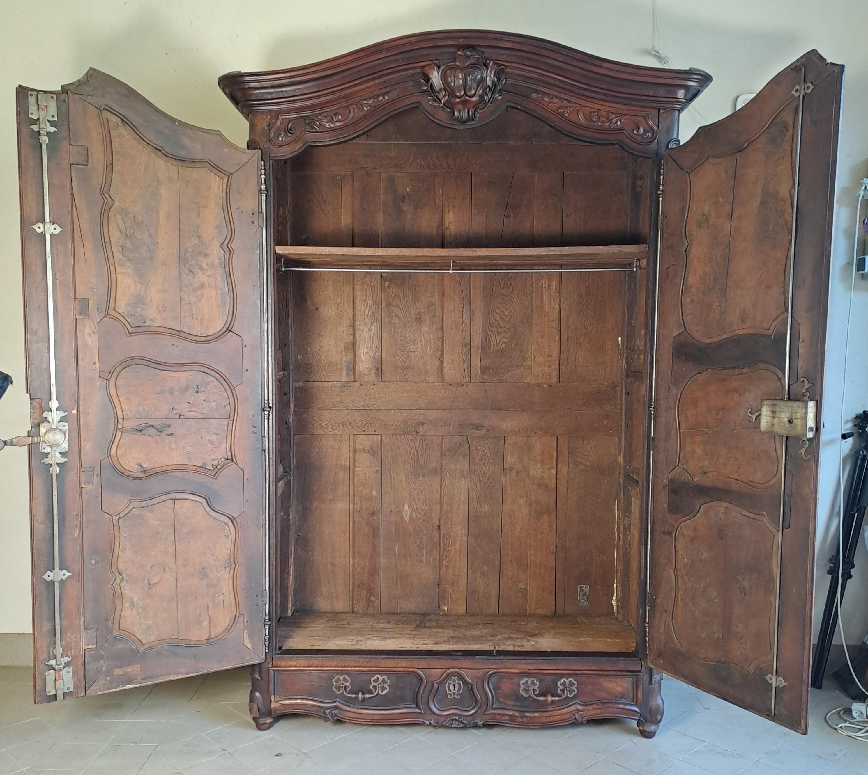 Louis XV Hochzeitsgarderobe in geschnitztem Nussbaum (18. Jahrhundert) im Angebot