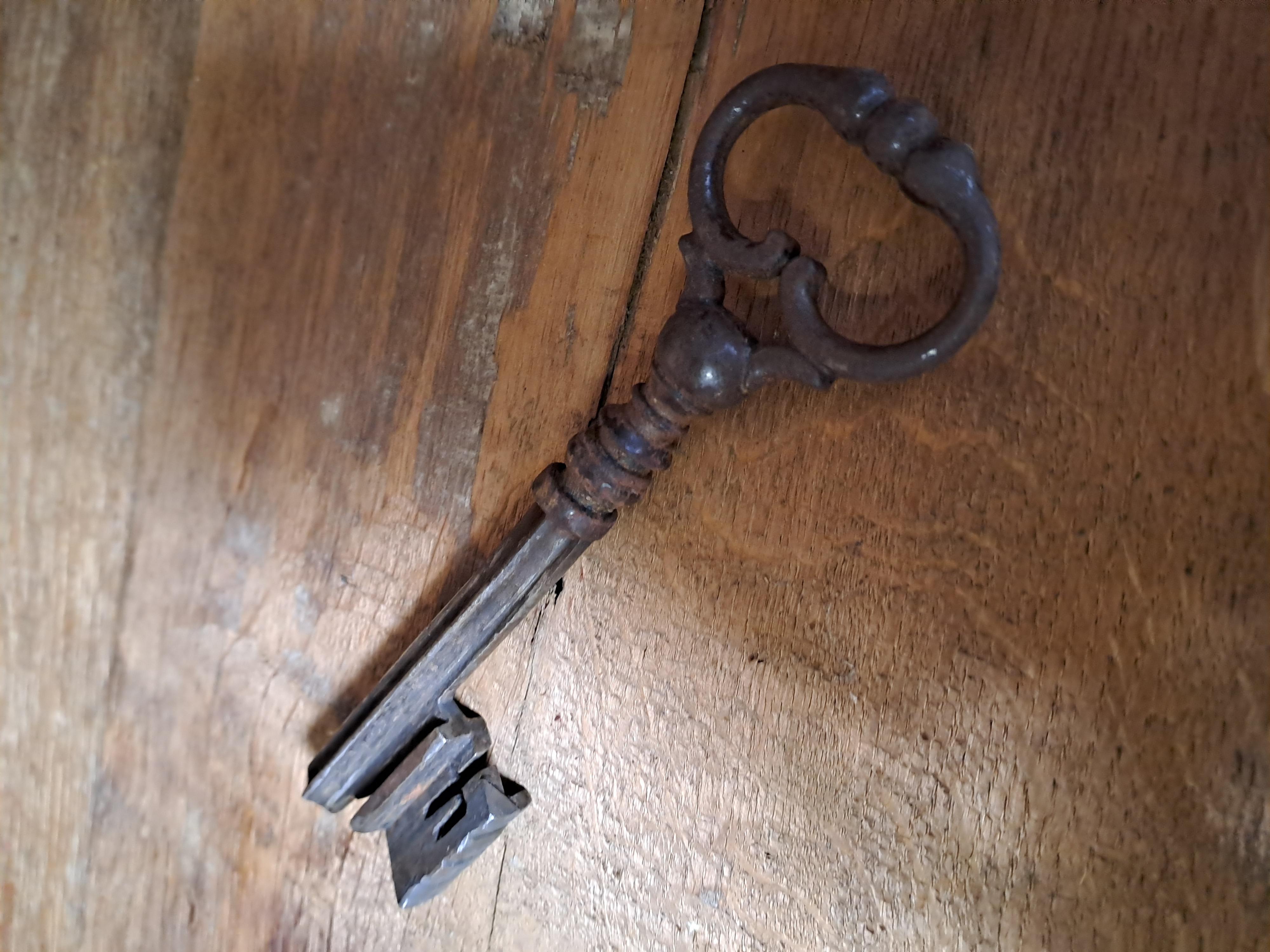 Louis XV Hochzeitsgarderobe in geschnitztem Nussbaum (Walnuss) im Angebot