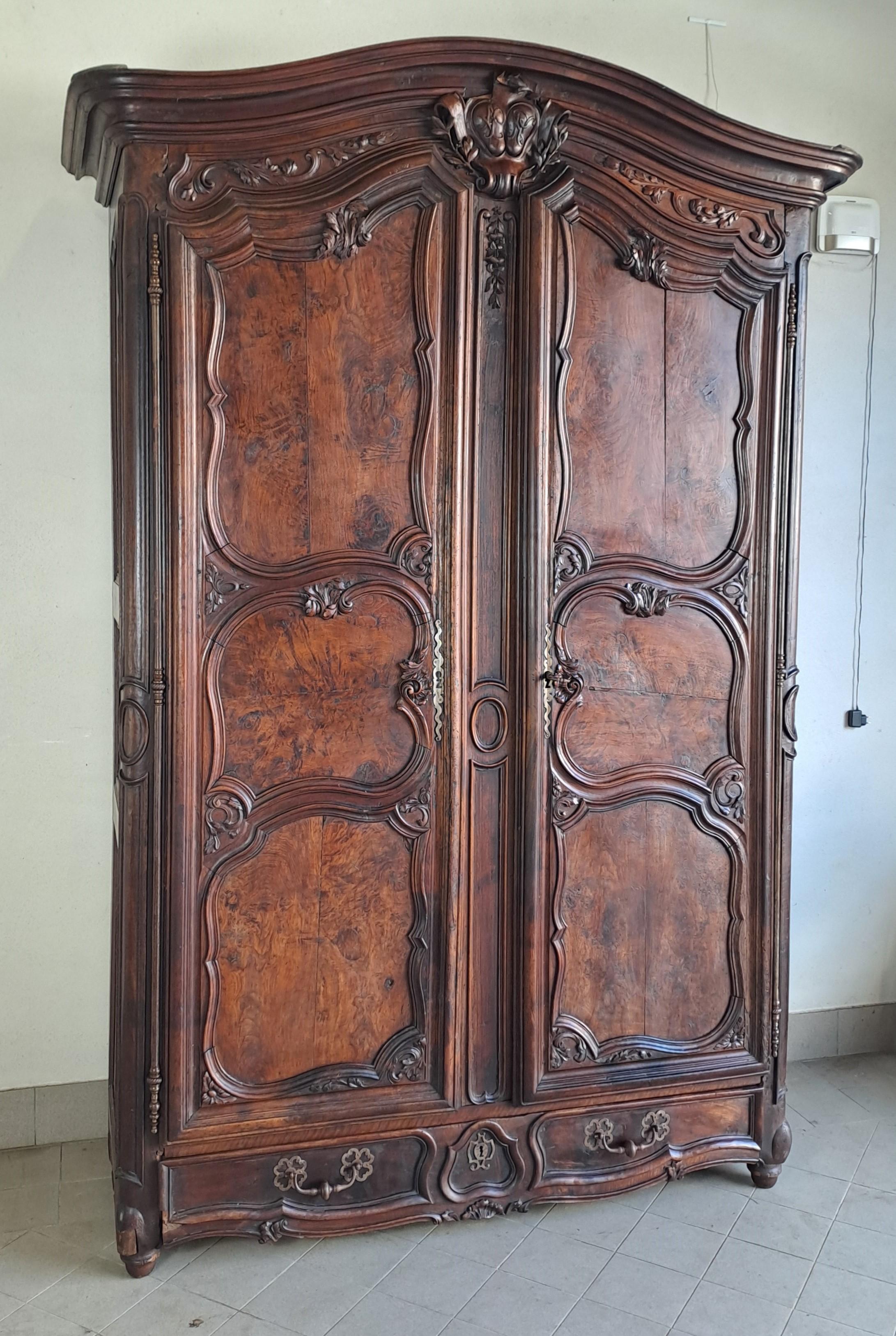 Louis XV Hochzeitsgarderobe in geschnitztem Nussbaum im Angebot 1