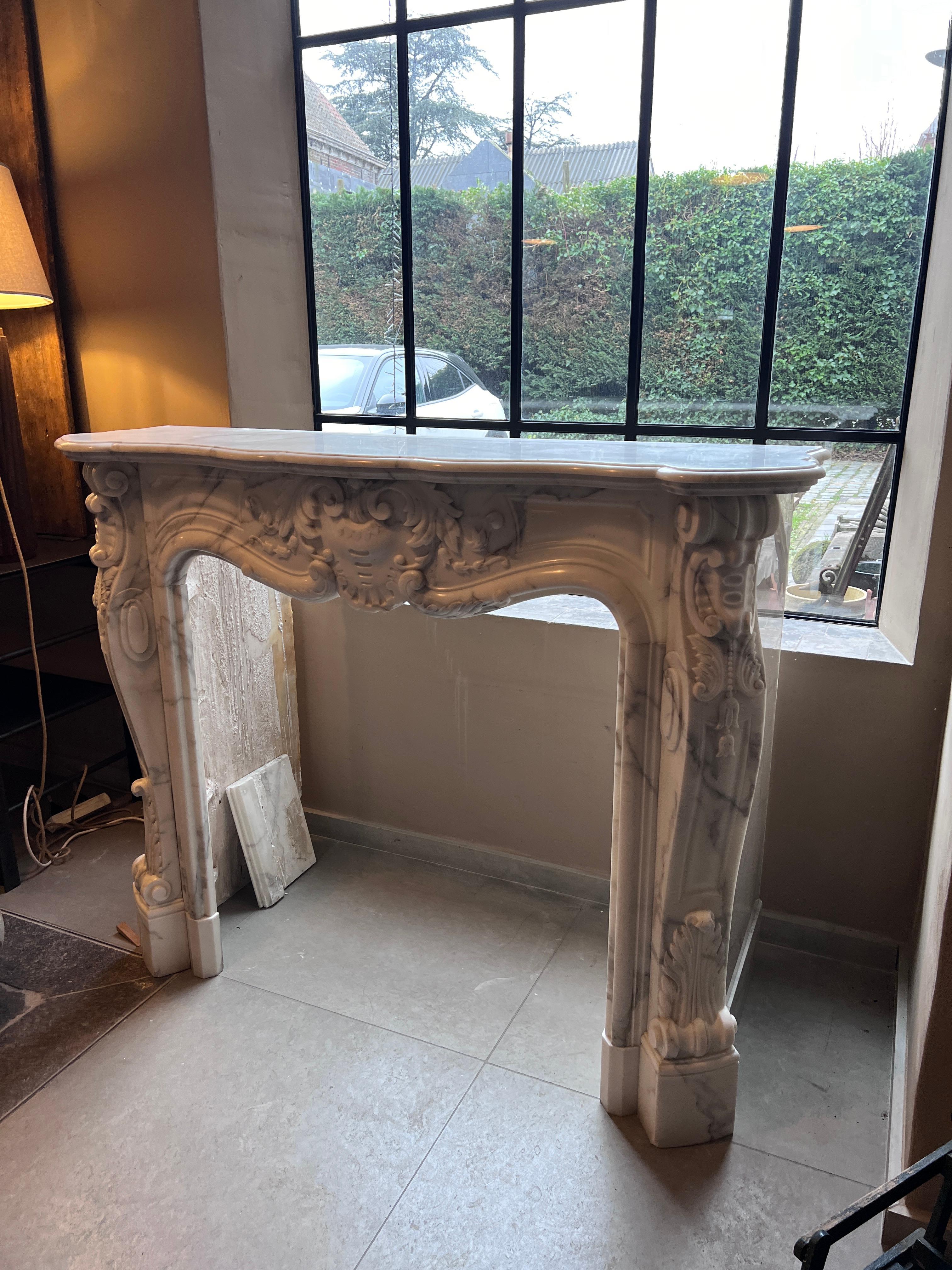 Louis XV White Marble Fireplace Mantel In Good Condition For Sale In Zedelgem, BE