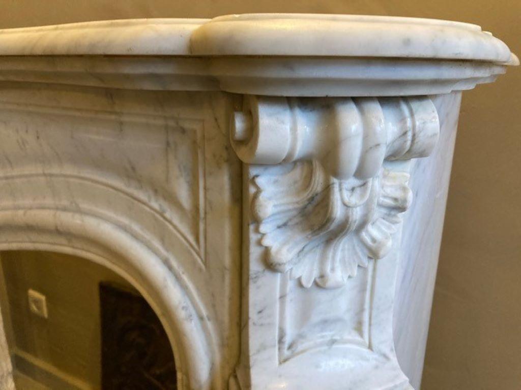 Louis XV White Marble Fireplace Mantel In Good Condition For Sale In Zedelgem, BE