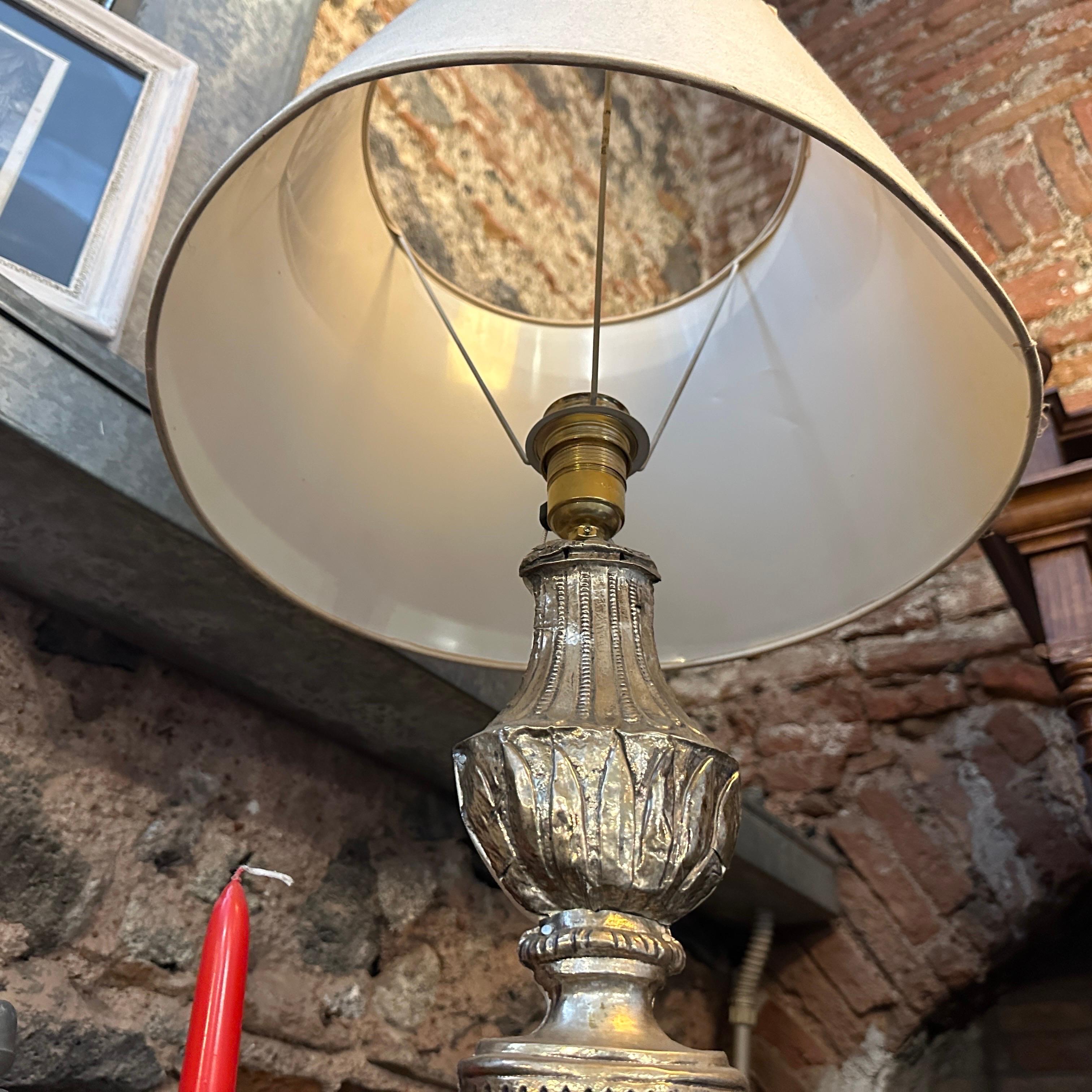 Torchere italiana in legno e metallo Luigi XV montata come lampada da tavolo in vendita 5