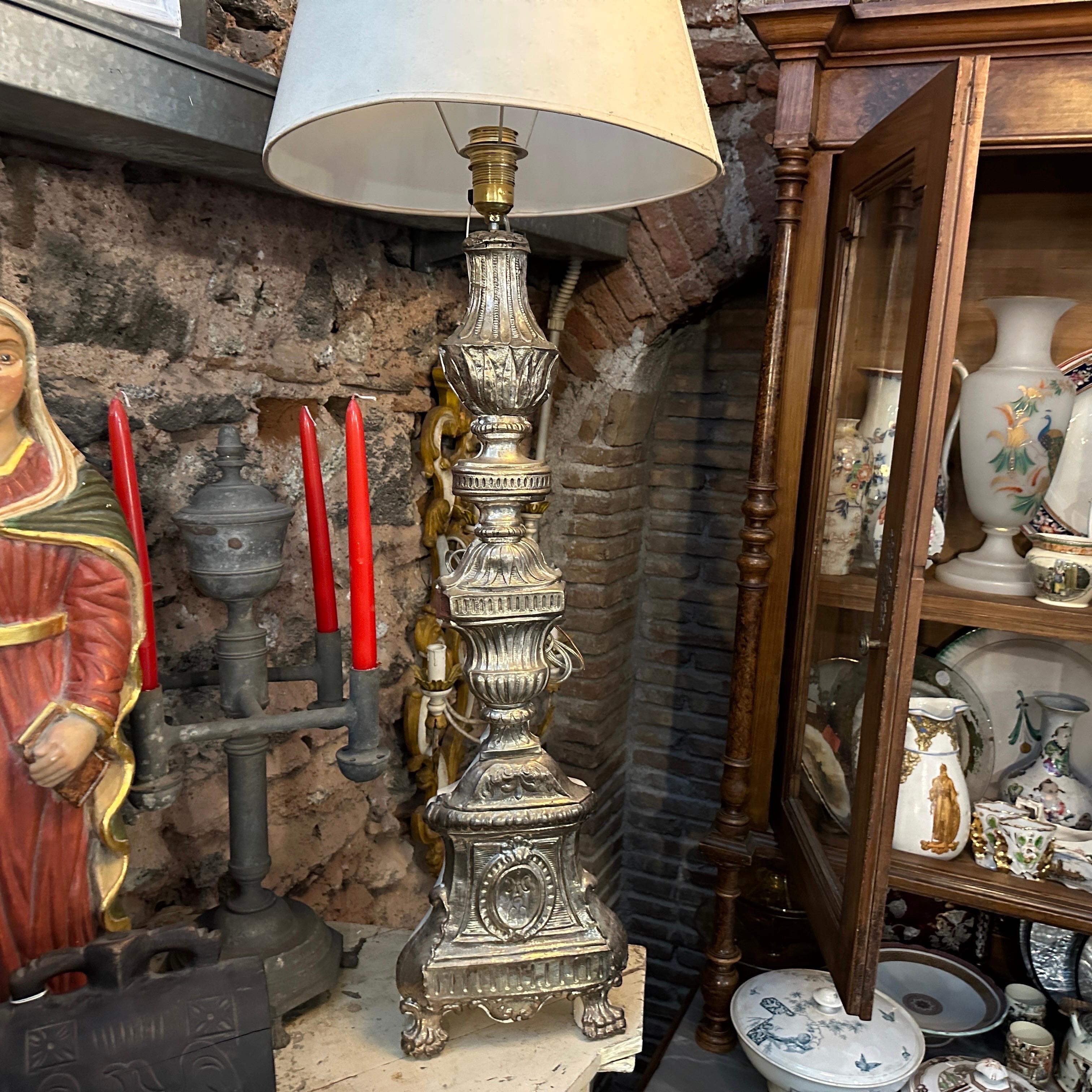 Torchere italiana in legno e metallo Luigi XV montata come lampada da tavolo in vendita 8