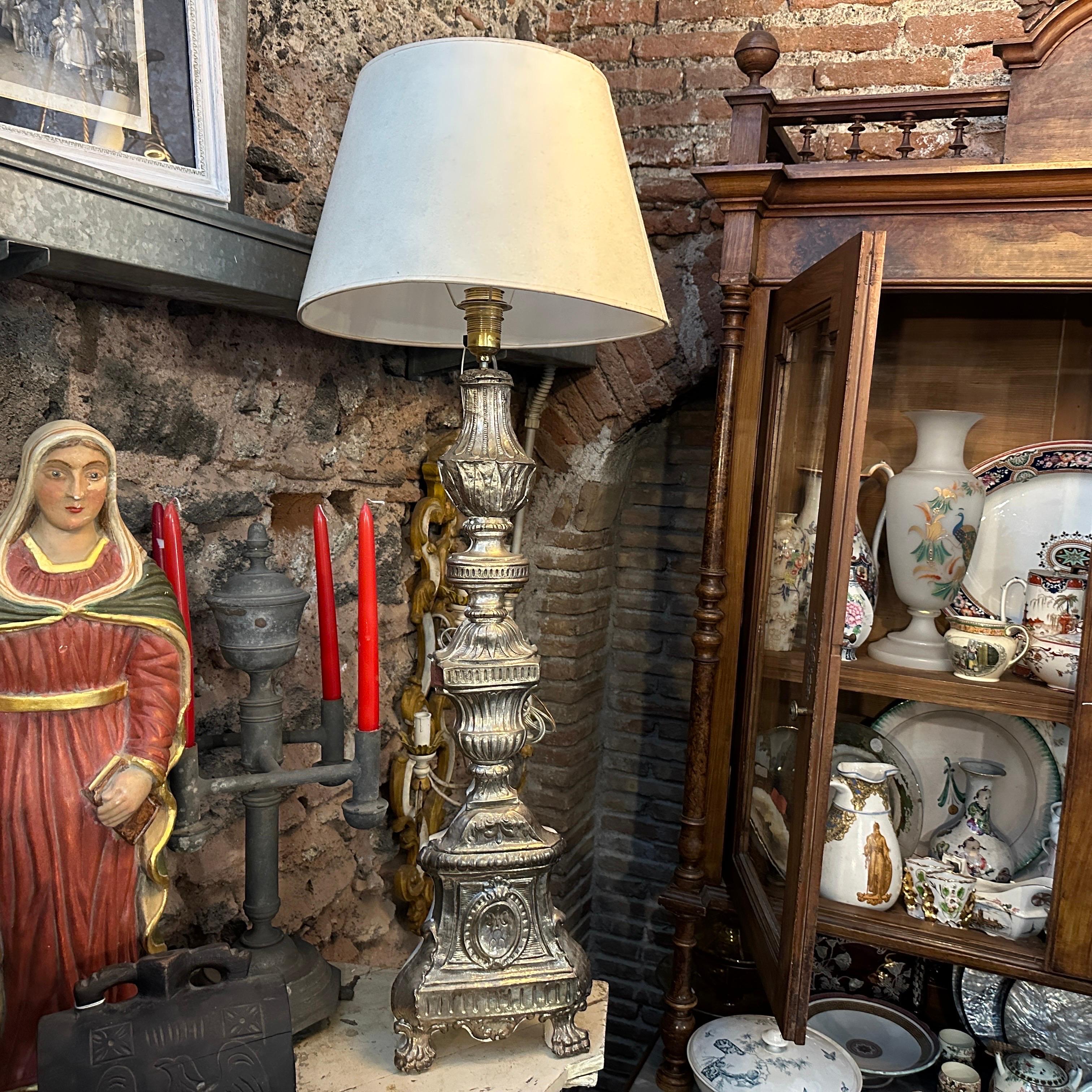 Torchere italiana in legno e metallo Luigi XV montata come lampada da tavolo in vendita 9