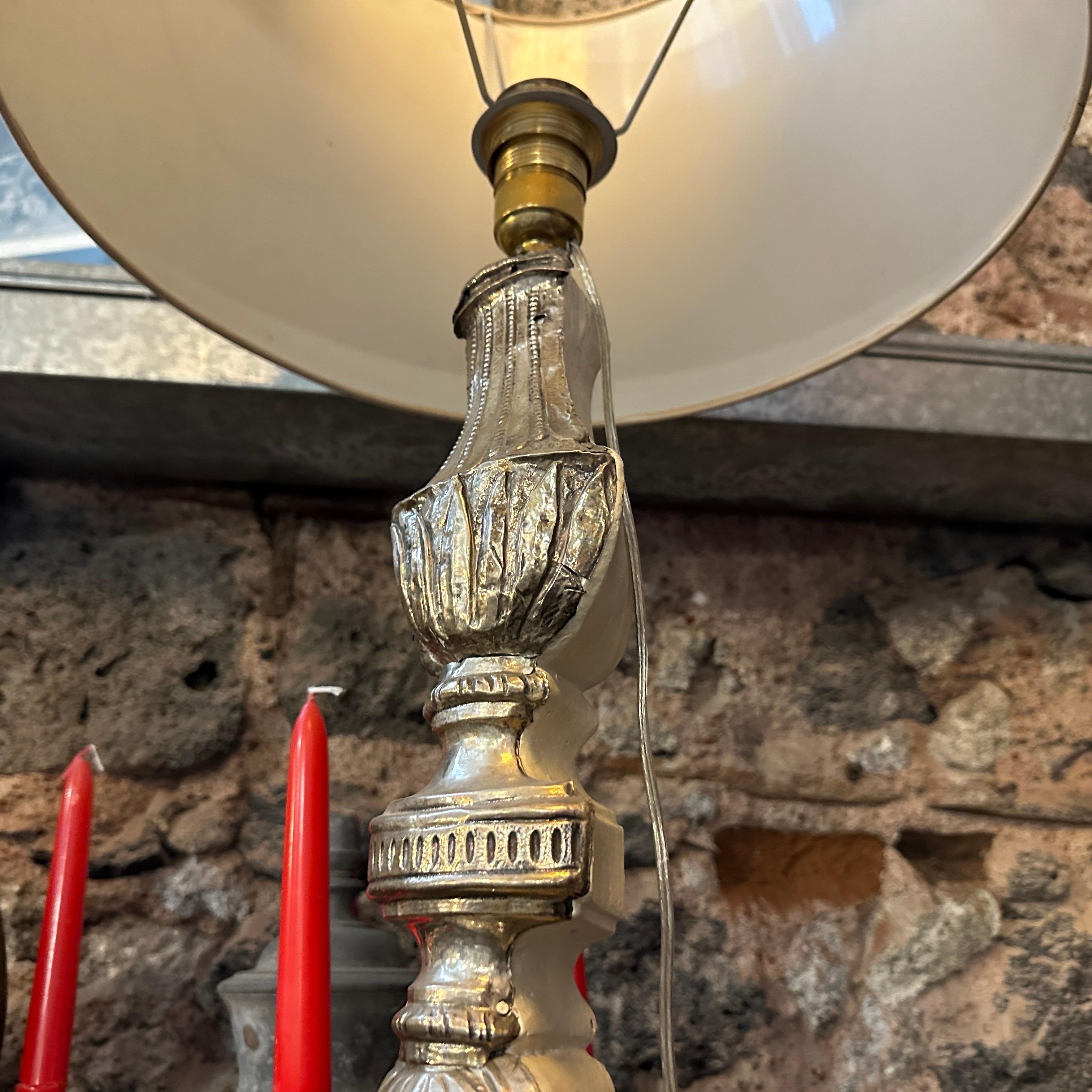 Torchere italiana in legno e metallo Luigi XV montata come lampada da tavolo In condizioni buone in vendita a Catania, Sicilia