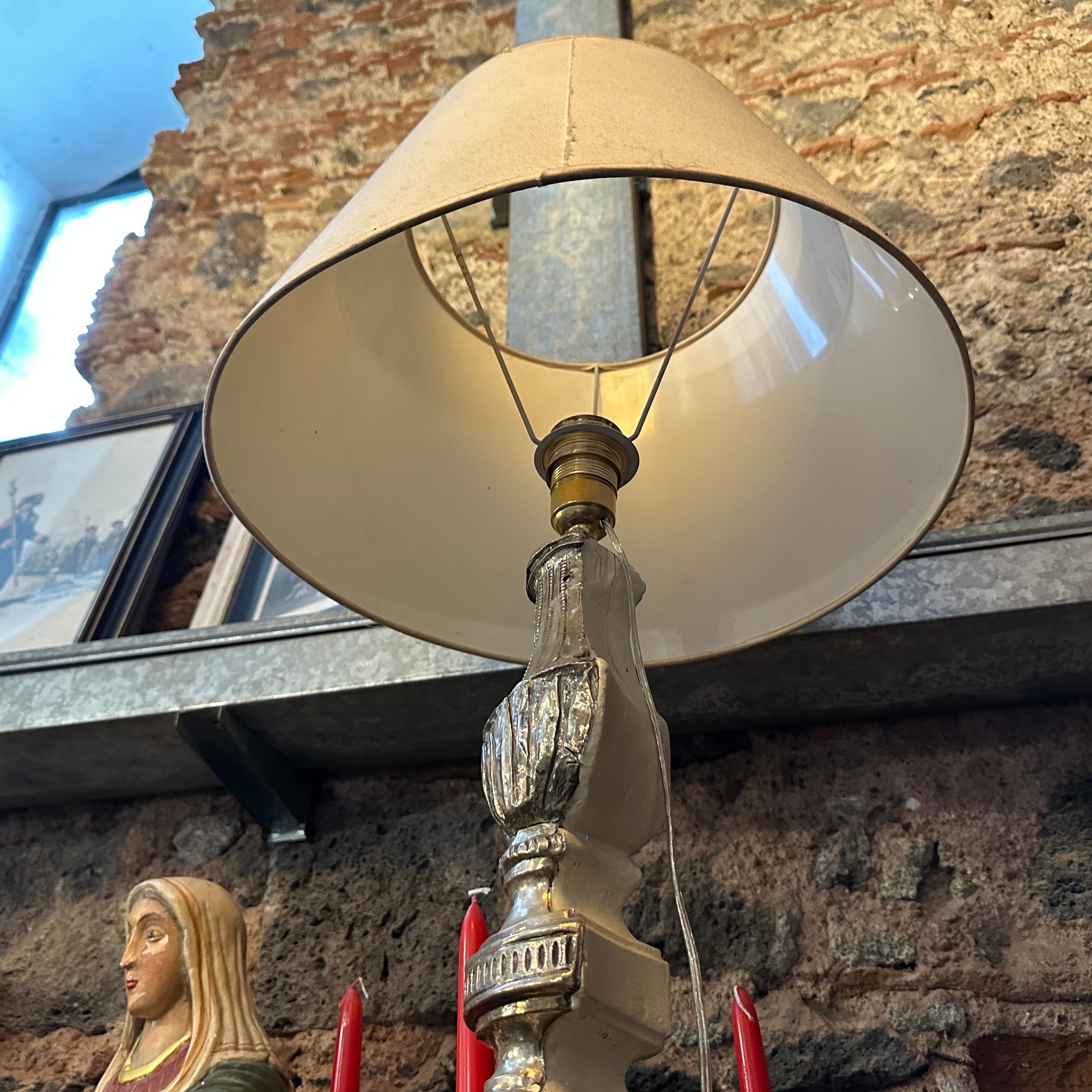 Torchere italiana in legno e metallo Luigi XV montata come lampada da tavolo in vendita 2